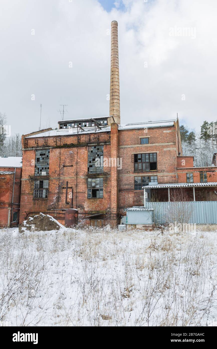 Stadt Ligatne, Lettland. Alte und verlassene Papierfabrik, die nicht mehr funktioniert.14.03.2020 Stockfoto