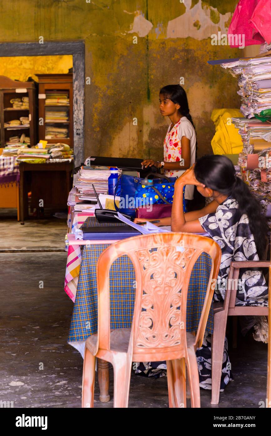 Südasien Sri Lanka Fort Galle Stadtzentrum alte Stallungen Gesetz Rechtsamt von Magistraten Gericht stapelt Fall Dateien ziemlich paralegals Kunststoff Stühle Stockfoto