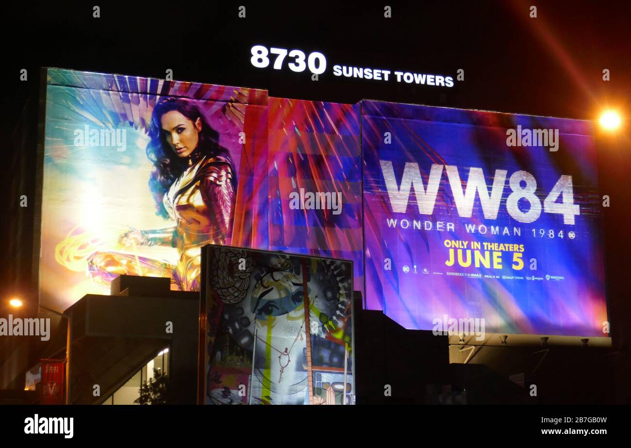 Los Angeles, Kalifornien, USA 16. März 2020 EIN allgemeiner Blick auf die Atmosphäre von Wonder Woman 1984 Billboard am Sunset Blvd, als Los Angeles Bürgermeister Eric Garcetti Restaurants ankündigt, Bars schließen aufgrund des Covid-19-Virus-Ausbruchs am 16. März 2020 in Los Angeles, Kalifornien, USA. Foto von Barry King/Alamy Live News Stockfoto