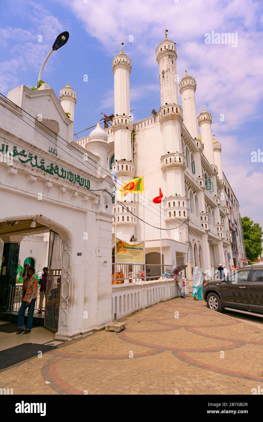 Südasien Sri Lanka Hauptstadt Colombo 7 Alexandra Ort 200 Jahre alte Dawatagaha Jumma Masjid Moschee & Schrein weiße Minarette Flaggen Stockfoto