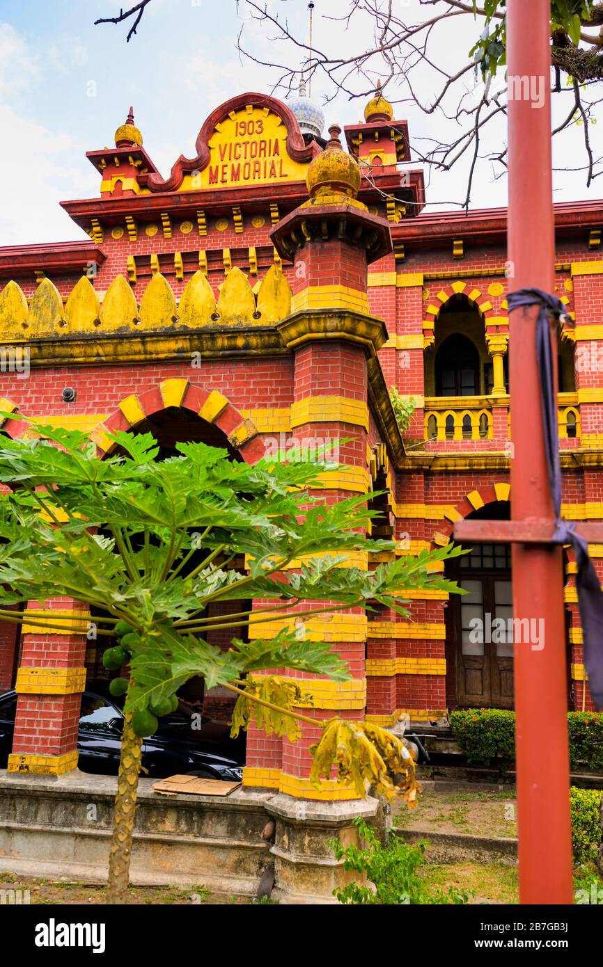 Südasien Sri Lanka Capital City Colombo 7 Alexandra Place 1903 Victoria Memorial Eye & Ear Hospital Red & Yellow Brick Building Tree Kachelwagen Stockfoto