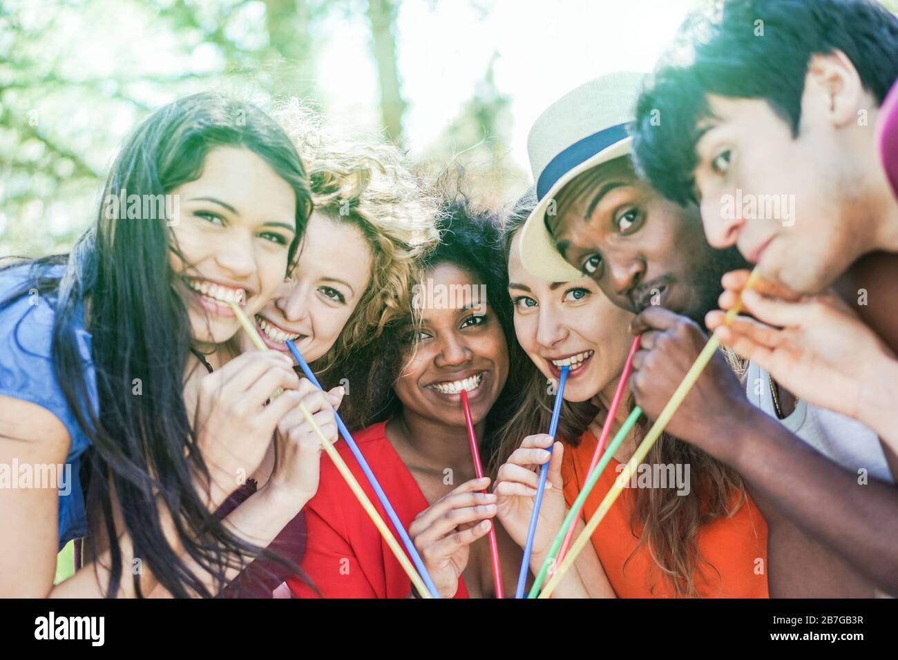 Gruppe von Freunden mit mehreren Rennen, die Sommerparty im Freien genießen - mehrere ethnische Studenten haben Spaß mit Hintergrundbeleuchtung - Freundschafts- und Party-Konzept - Stockfoto