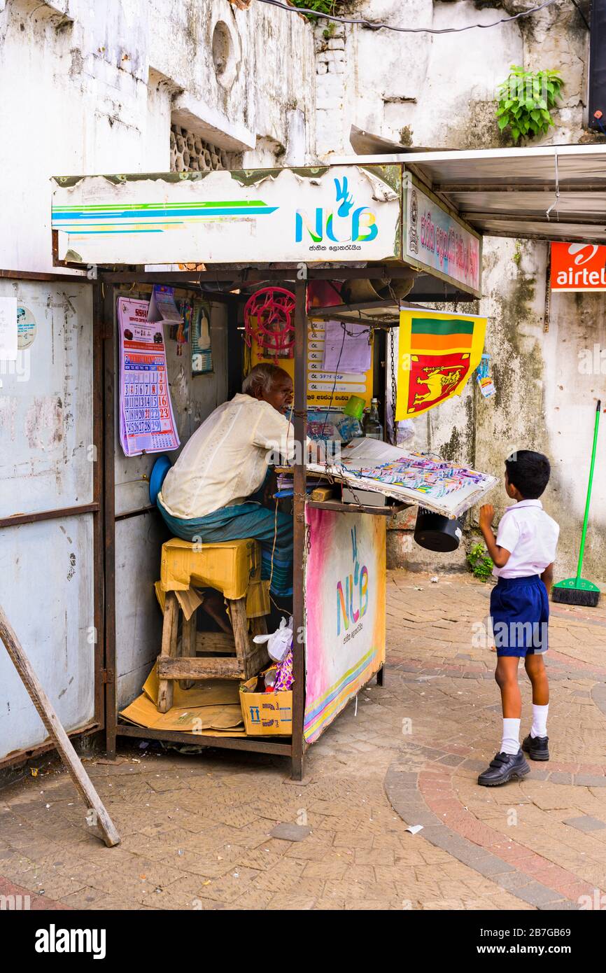 Südasien Sri Lanka Capital City Colombo 7 Alexandra Place National Lottery Ticket Verkaufsstand Kiosk Old man Young Boy Tickets zum Verkauf Flagge Stockfoto