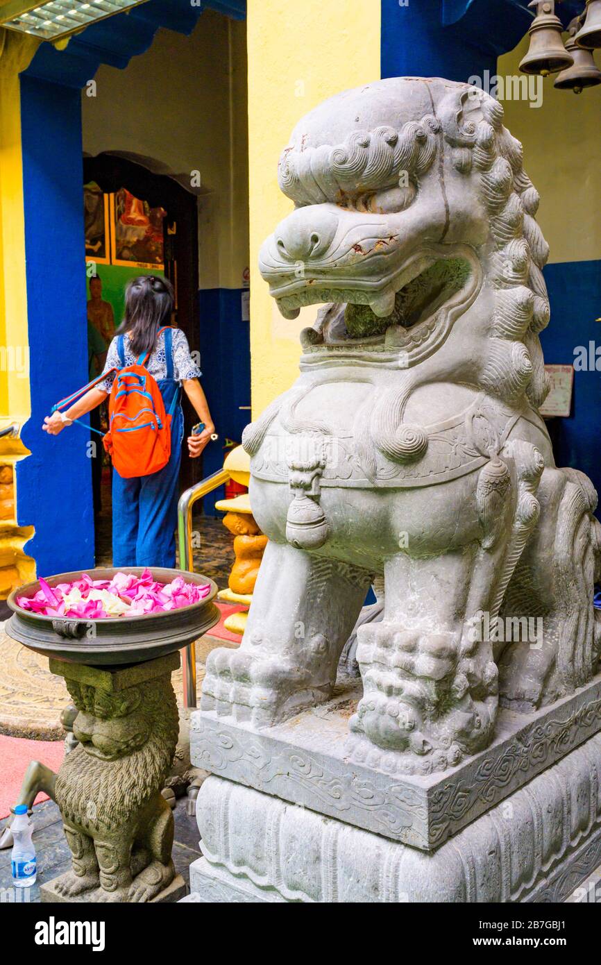 Südasien Sri Lanka Hauptstadt Colombo 19. Jahrhundert Gangaramma-Tempel Sri Jinaratna Road Ceylon Buddhist Shrine Stein Drachen-Statue-Skulptur Stockfoto