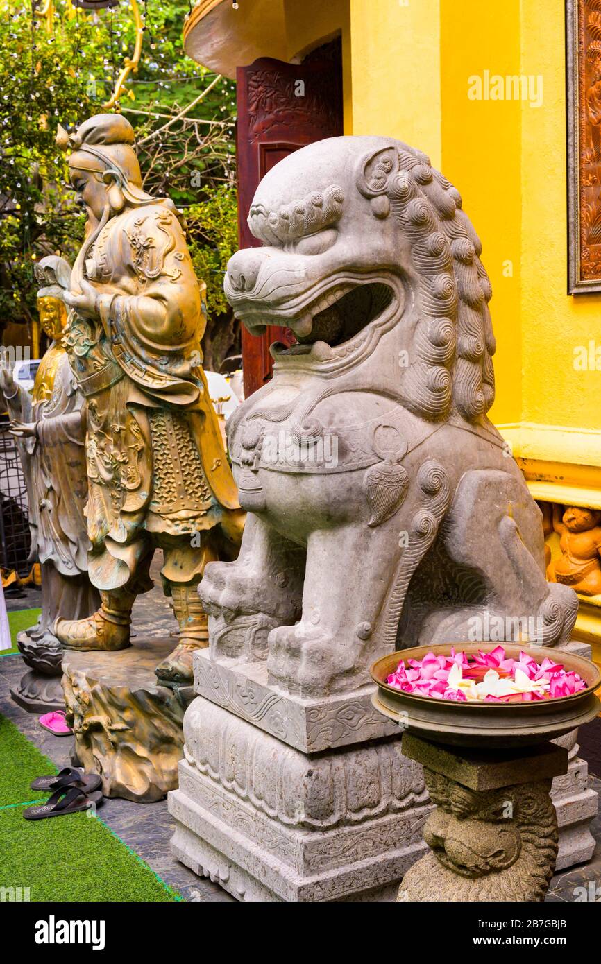 Südasien Sri Lanka Hauptstadt Colombo 19. Jahrhundert Gangaramma-Tempel Sri Jinaratna Road Ceylon buddhistischer Schrein Stein Statue Drache Metall Krieger Stockfoto