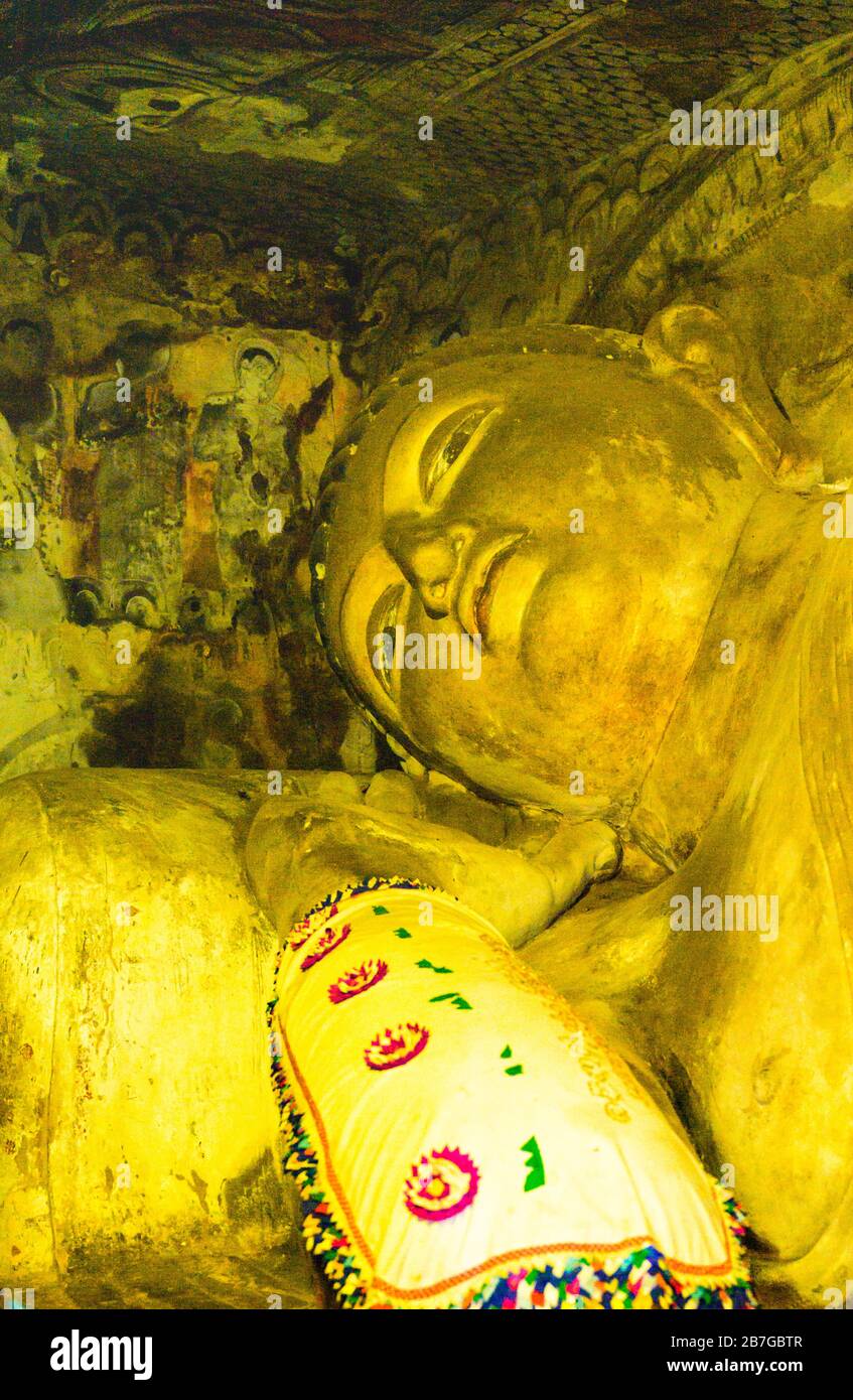 Südasien Sri Lanka Dambulla Cave Tempel Ceylon 1. Jahrhundert 5 Felsentempel Höhle 1 Innenraum 14 m zurückhalendes Festgestein Buddha Devararaja Viharaya Stockfoto