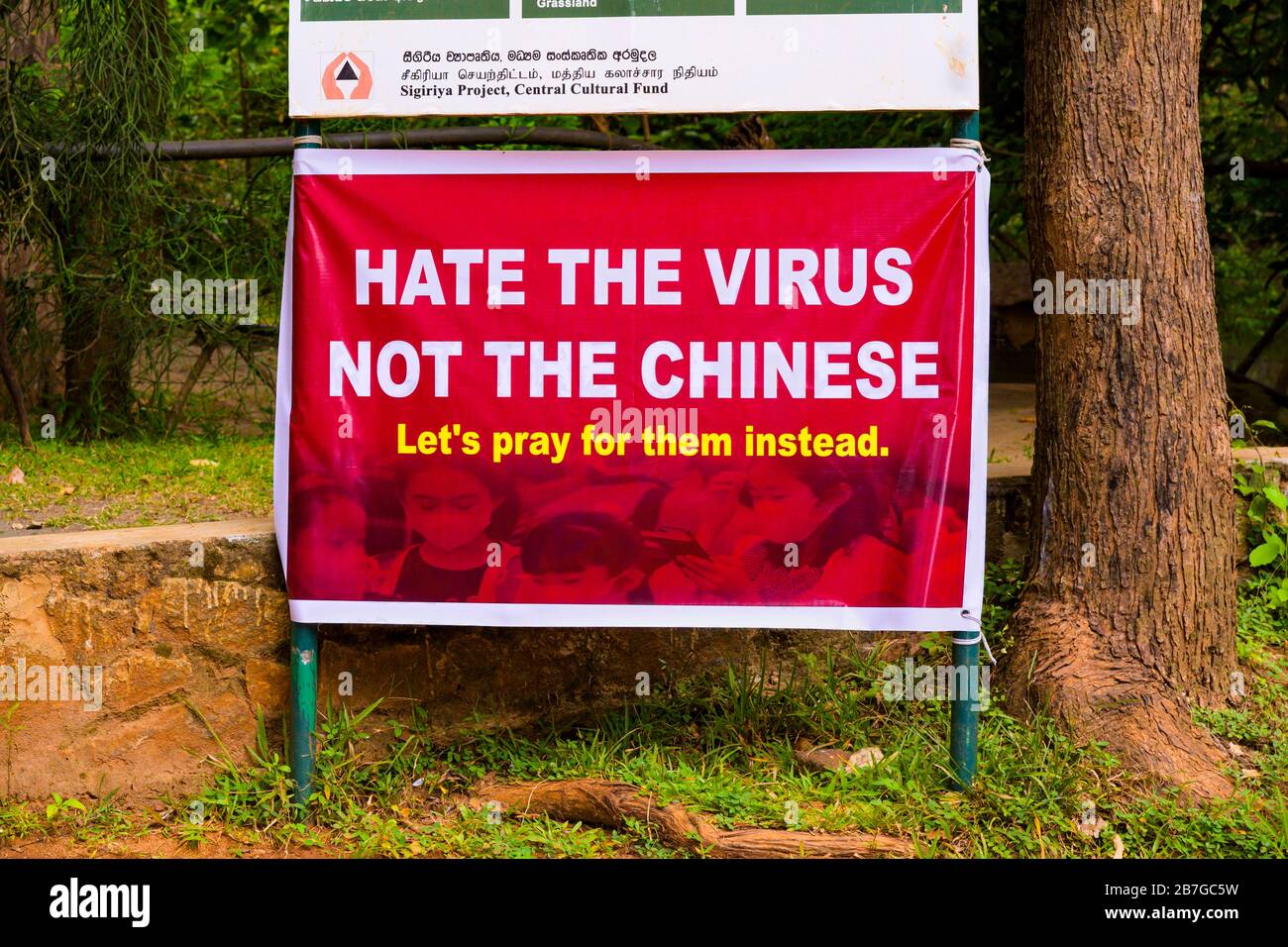 Südasien Sri Lanka Sigiriya Rock rot-weißes Zeichen hassen das Virus, nicht die Chinesen lassen uns für sie statt Steinmauer beten Stockfoto