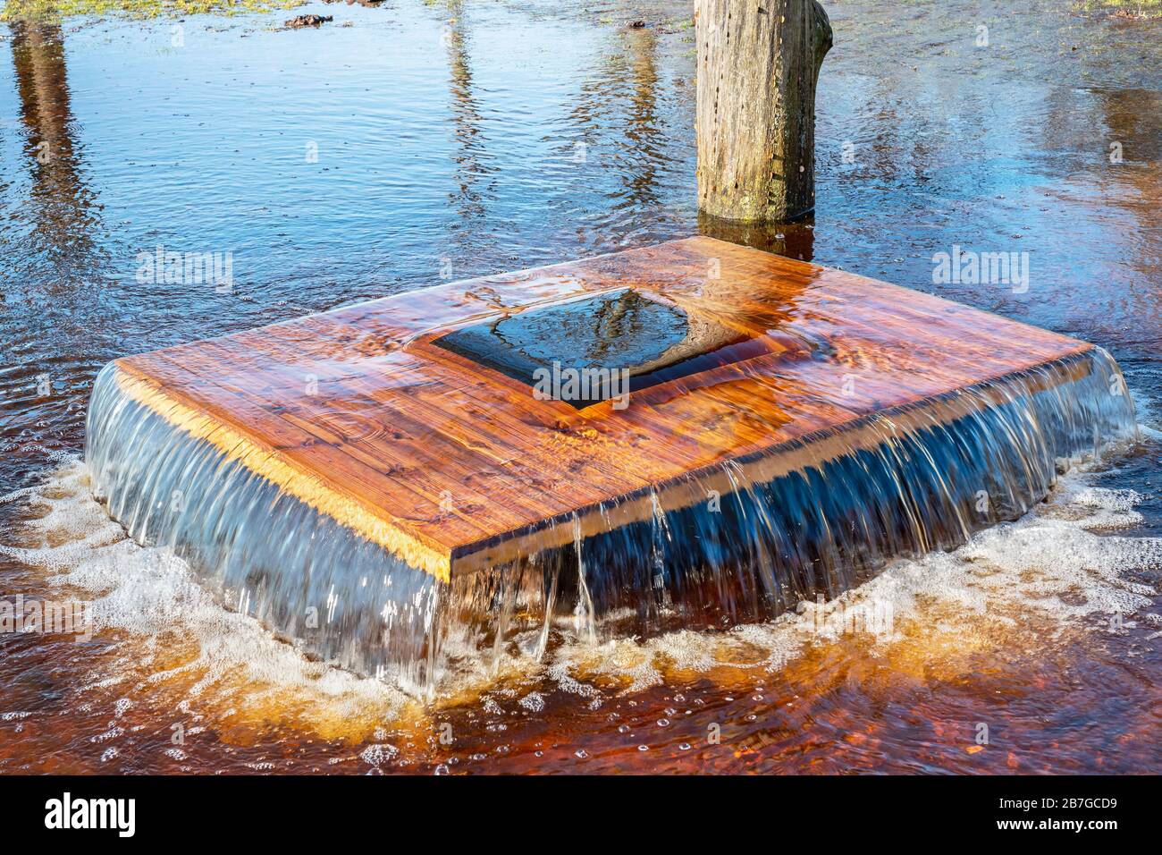 Der Witch's Well ist Teil einer unterirdischen Fluss-Karstquelle, die Wasser zur Zeit saisonaler Überschwemmungen ausspült. Tuhala, Estland Stockfoto