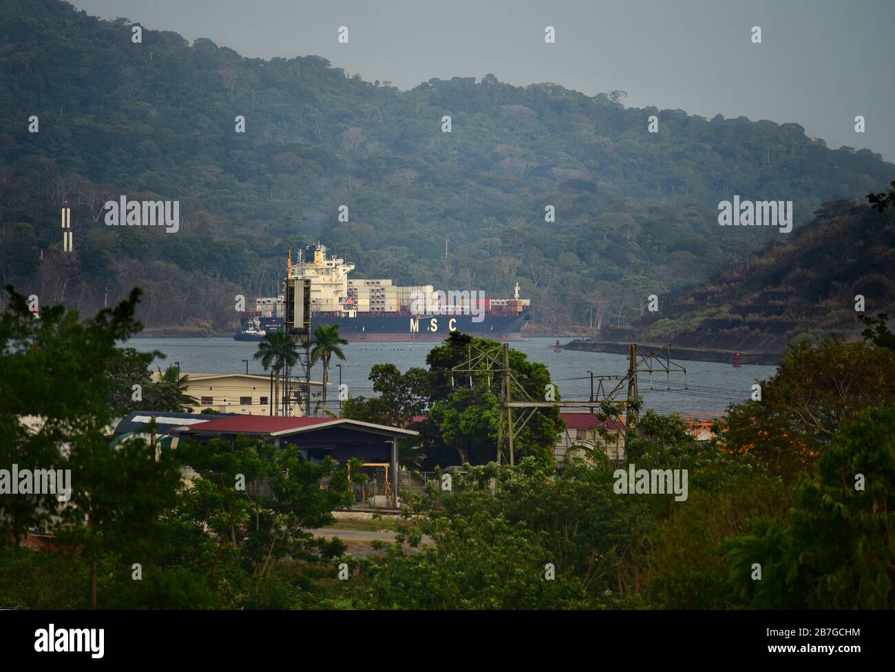 Frachtschiff, das Panamakanal mit üppiger Vegetation von Gamboa umschließt. Panama Stockfoto