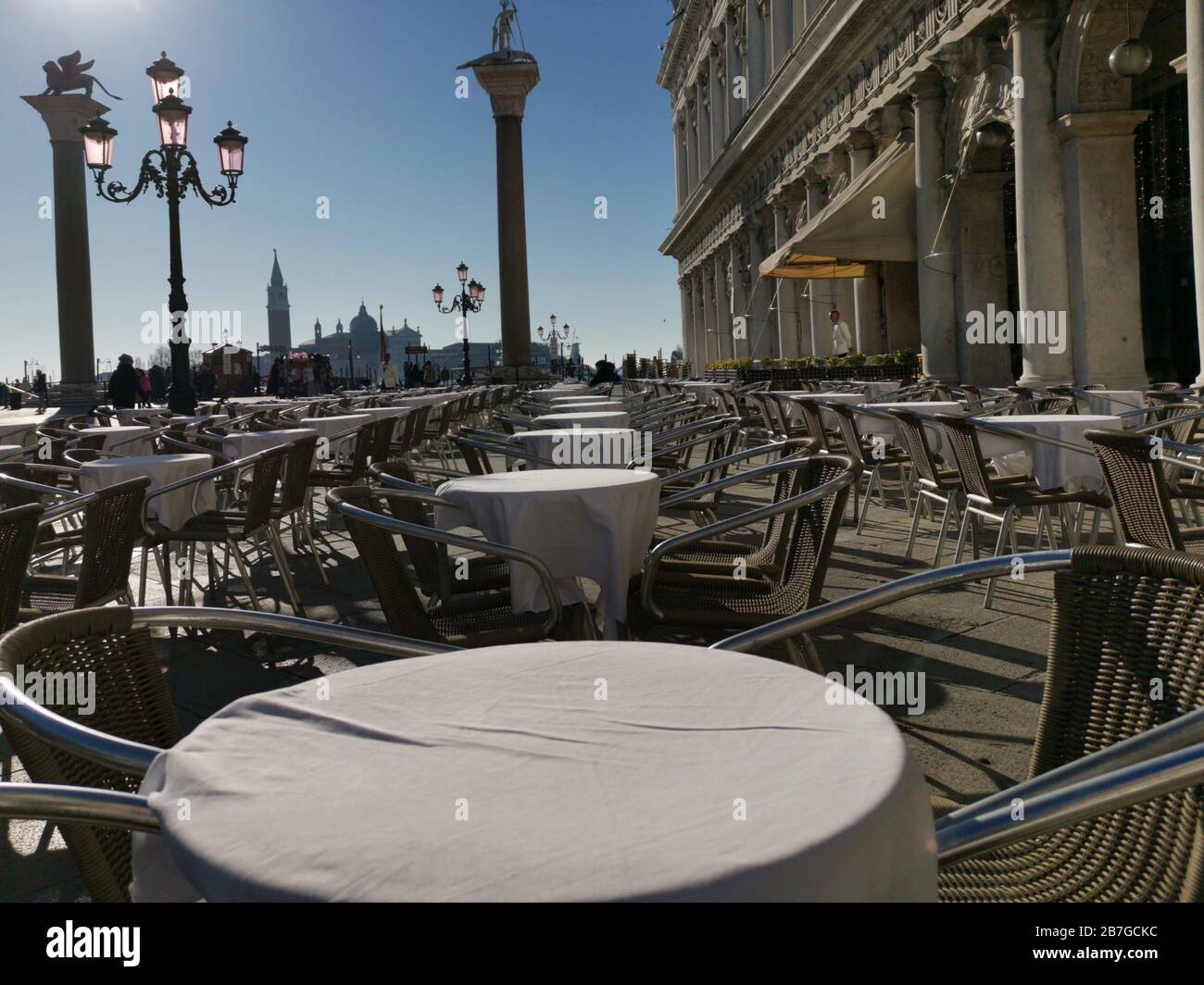 Venedig im Februar 2020, leere Tische vor einem Café am Markusplatz wegen der Coronavirus-Pandemie. Keine Touristen und Gäste mehr. Stockfoto