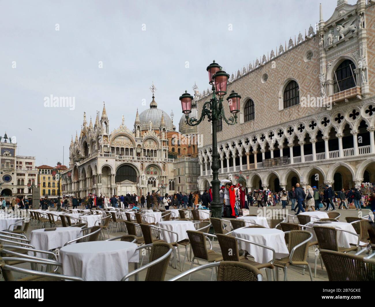 Venedig, Italien. Februar 2020. Leere Tische in einem Café vor dem Dogenpalast. Weniger Touristen im Karneval von Venedig. Stockfoto