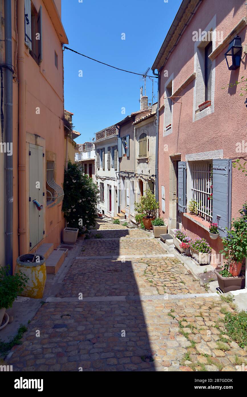 Typische Straße des alten Stadtzentrums von Arles, einer Stadt und Gemeinde im Süden Frankreichs, im Bouches-du-Rhône-Departement Stockfoto