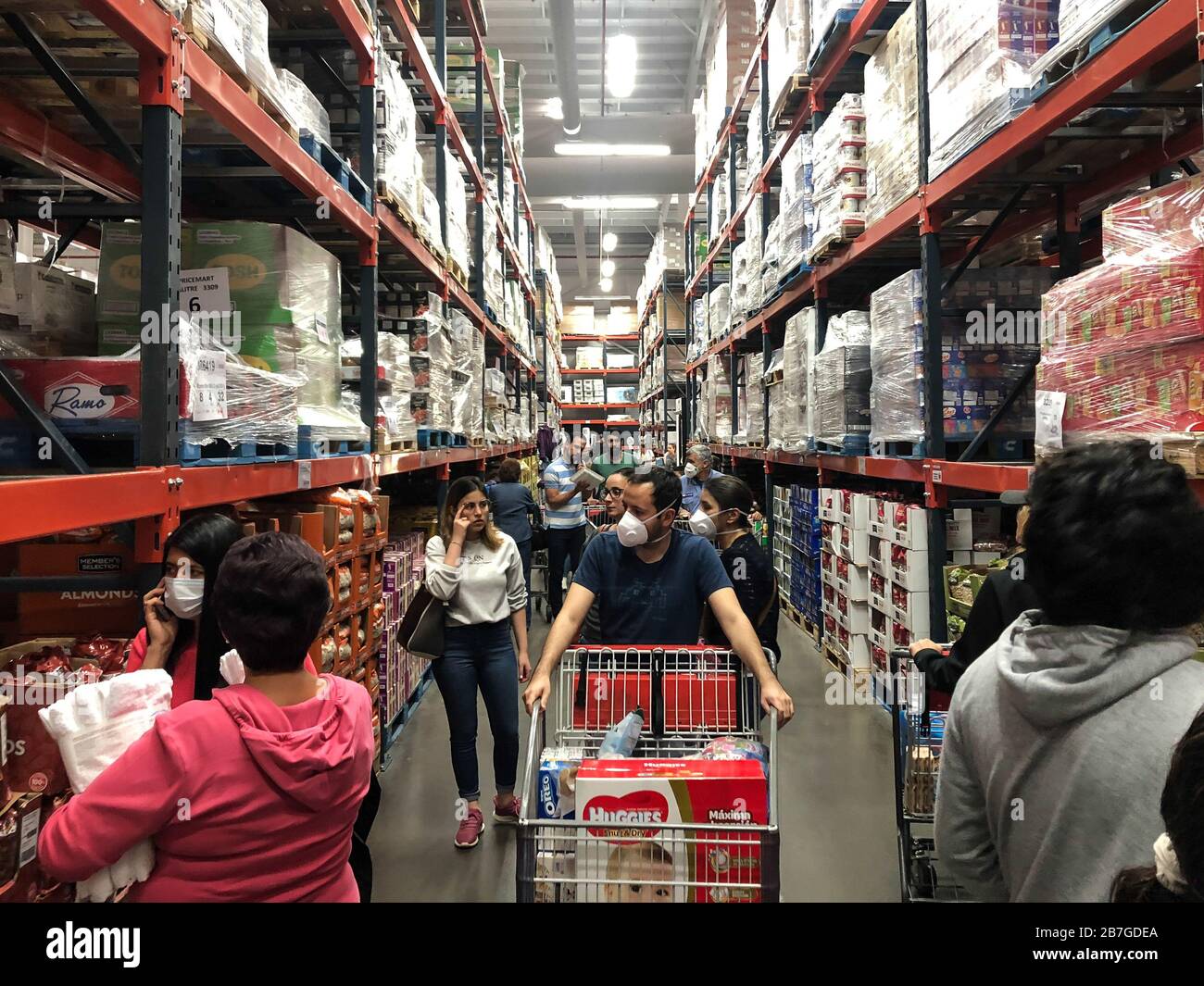 Bogota, Kolumbien. März 2020. Kunden kaufen in einem Supermarkt in Bogota, der Hauptstadt Kolumbiens, am 13. März 2020. Der kolumbianische Präsident Ivan Duque Marquez kündigte an, dass sein Land ab Montag den Eintritt aller Ausländer sperren werde, während Staatsangehörige und ausländische Staatsbürger, die aus dem Ausland zurückkehren, eine zweiwöchige Quarantäne durchlaufen müssen. Credit: Jhon Paz/Xinhua/Alamy Live News Stockfoto