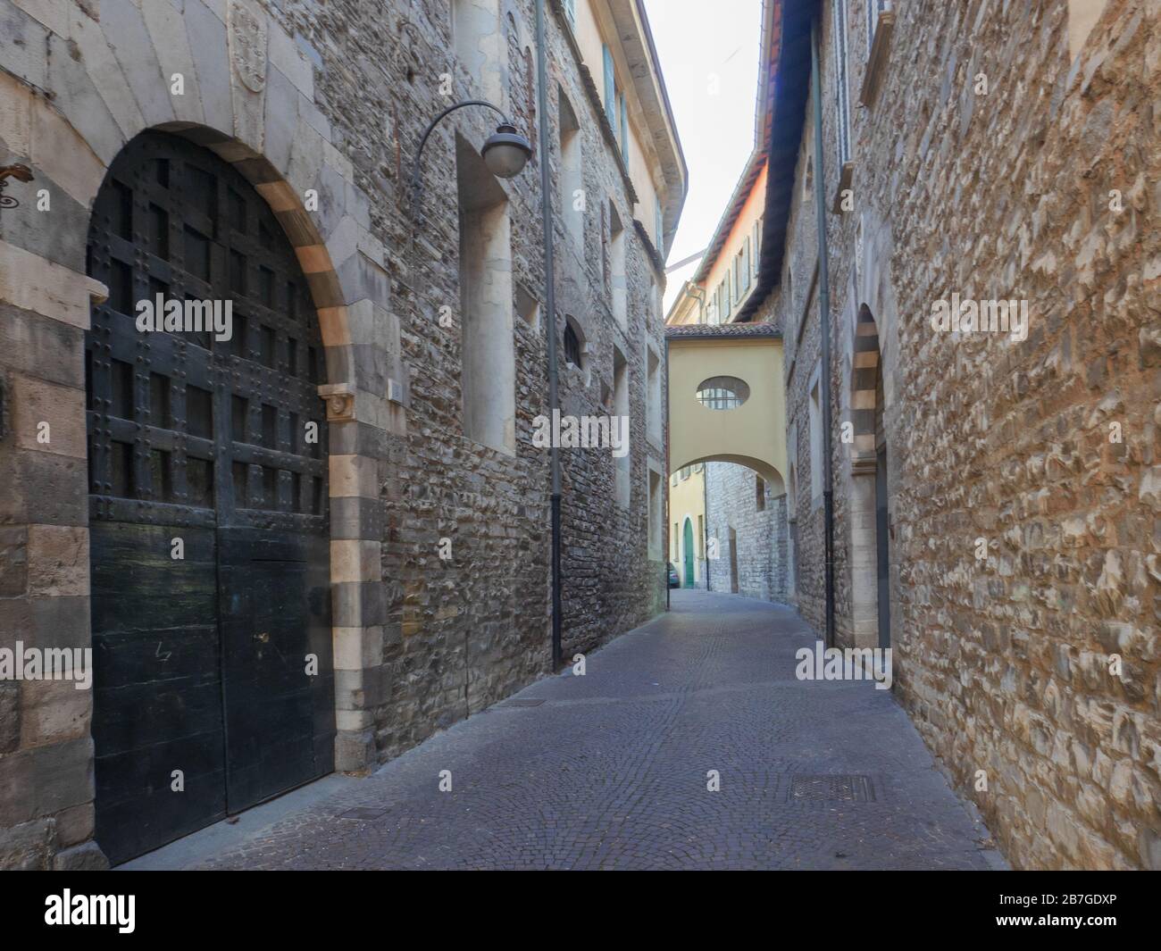 Alte, mittelalterliche Gasse mit Steingebäuden im historischen Zentrum eines kleinen Dorfes in der Lombardei Stockfoto