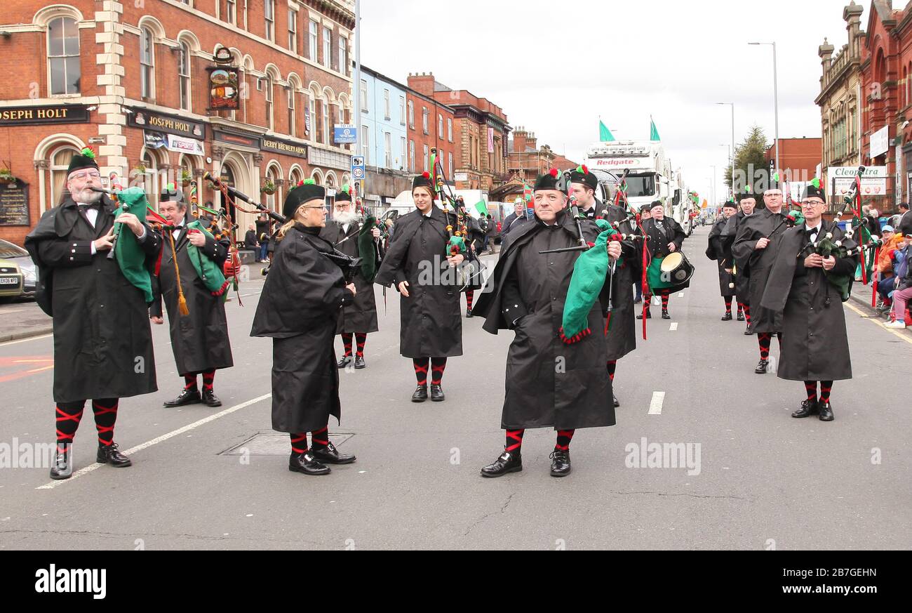 St. Patrick's Day Parade in Manchester, Großbritannien. Fianna Phadraig Pipe Band aus Wythenshawe, Manchester Stockfoto