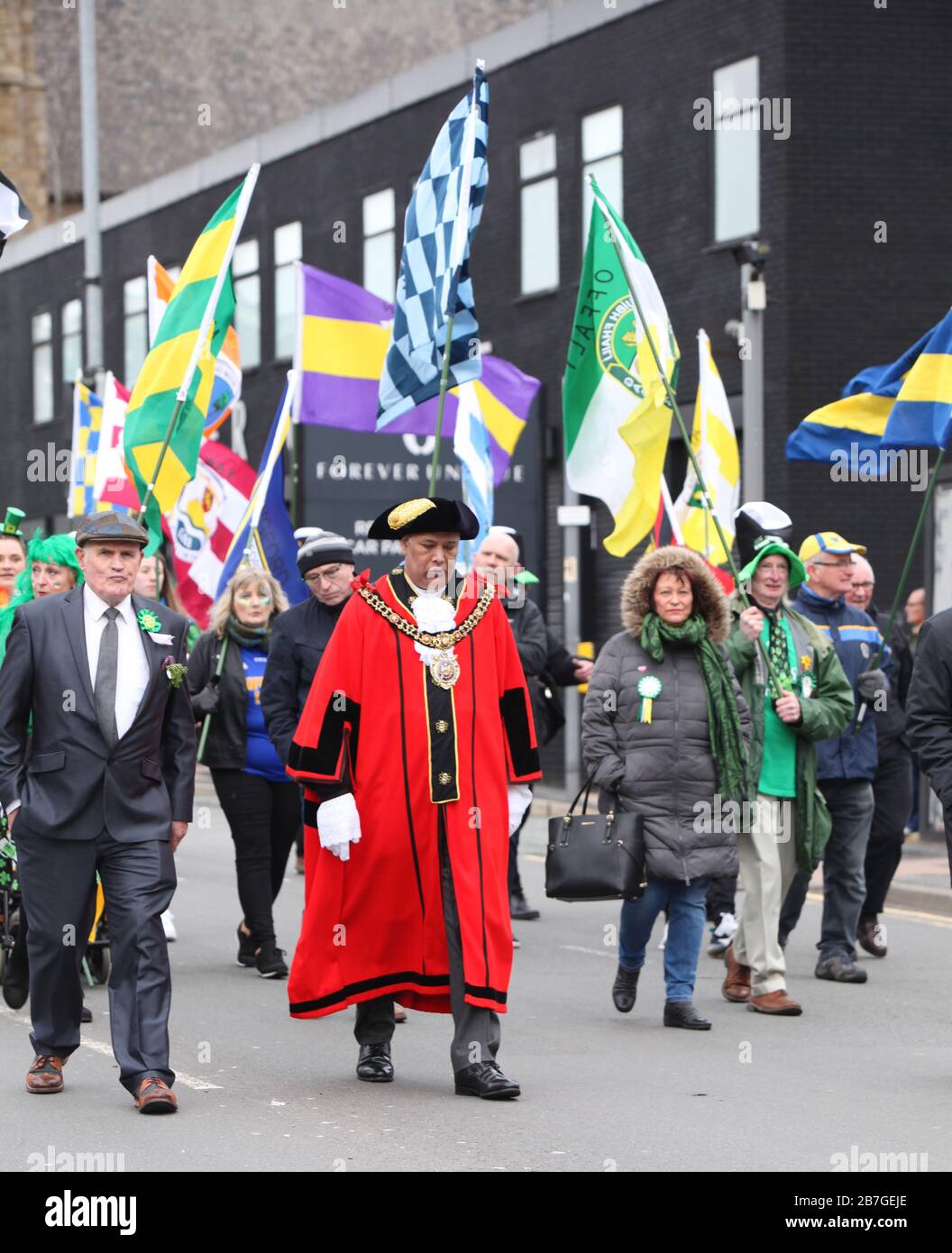 St. Patrick's Day Parade in Manchester, Großbritannien. In Rot Cllr Abid Latif Chohan; Oberbürgermeister von Manchester Stockfoto