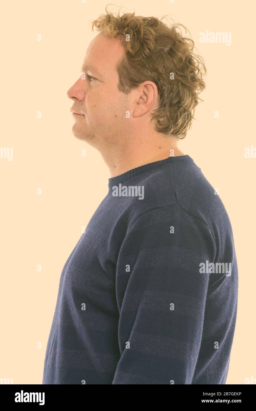 Profil anzeigen von reifer Mann mit lockigem Haar Stockfoto