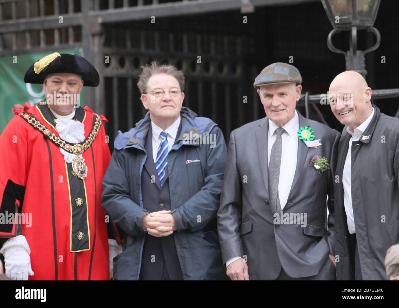 St. Patrick's Day Parade in Manchester, Großbritannien. Links: Cllr Abid Latif Chohan; Lord Mayor of Manchester Second Left: Cllr Par Karney Stockfoto