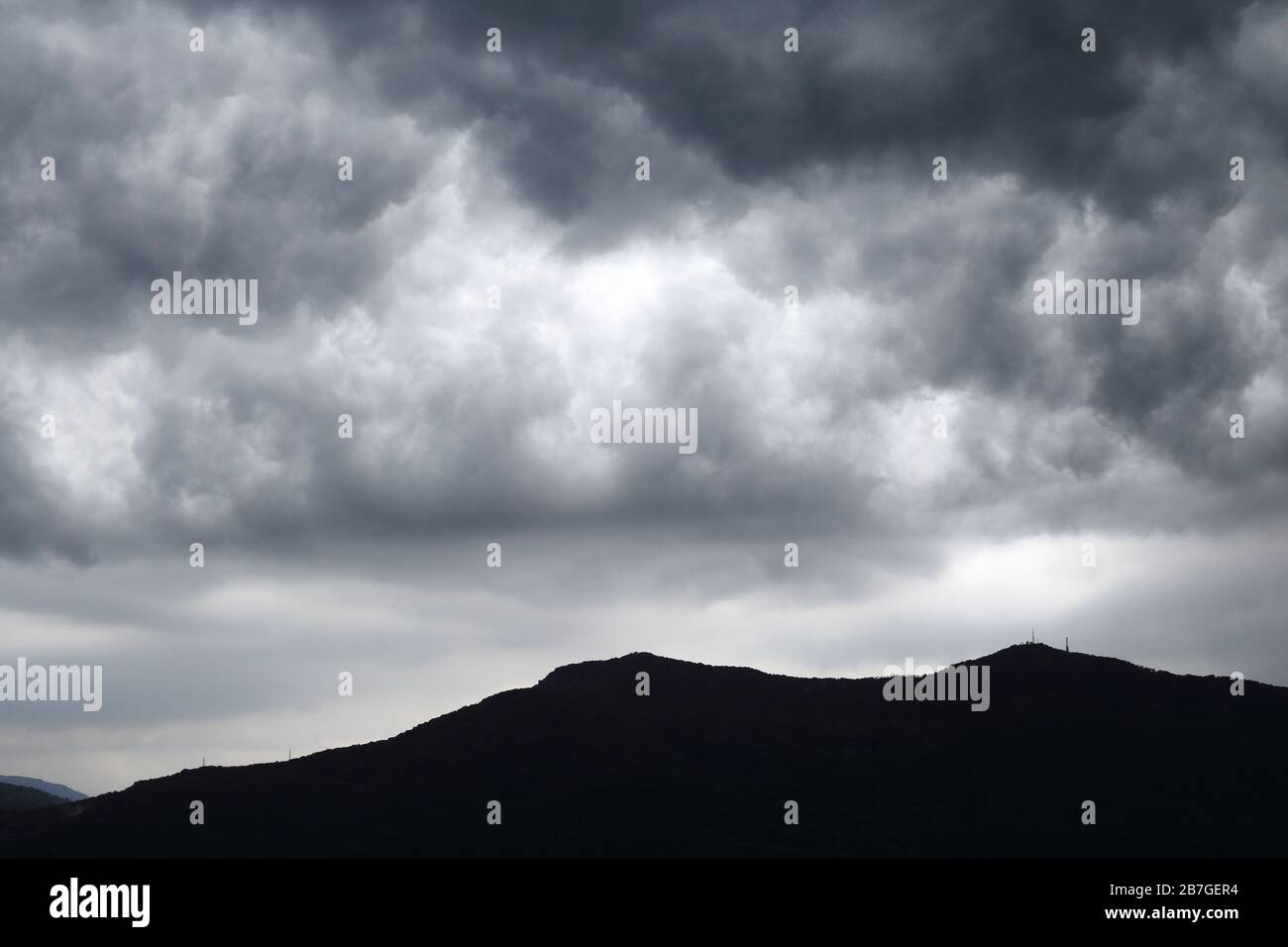 Panorama in schwarz-weiß mit bewölktem Himmel und Berg Stockfoto