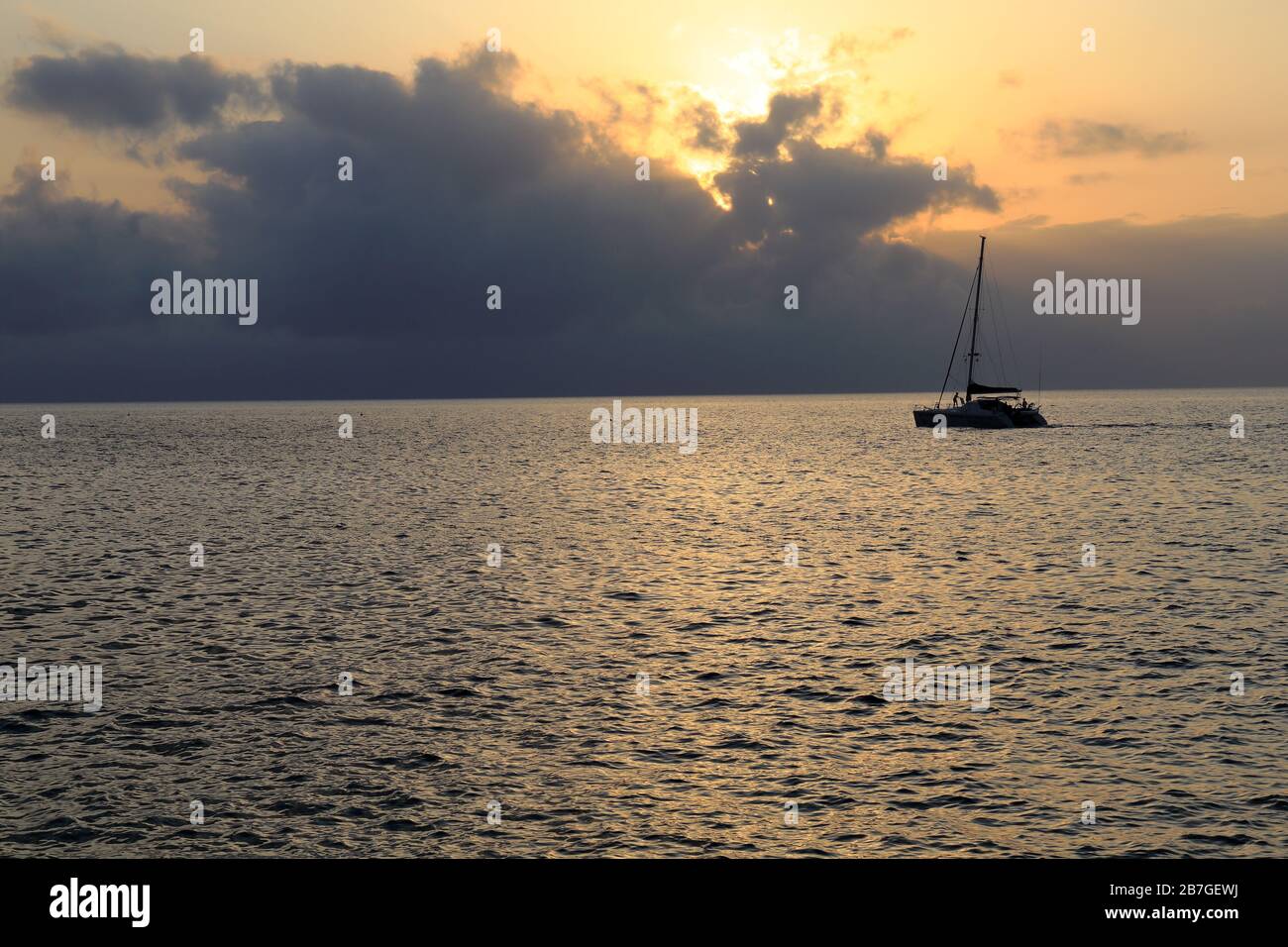 Boot bei Sonnenuntergang in der Nähe von Capo S. Andrea, Insel Elba, Italien Stockfoto