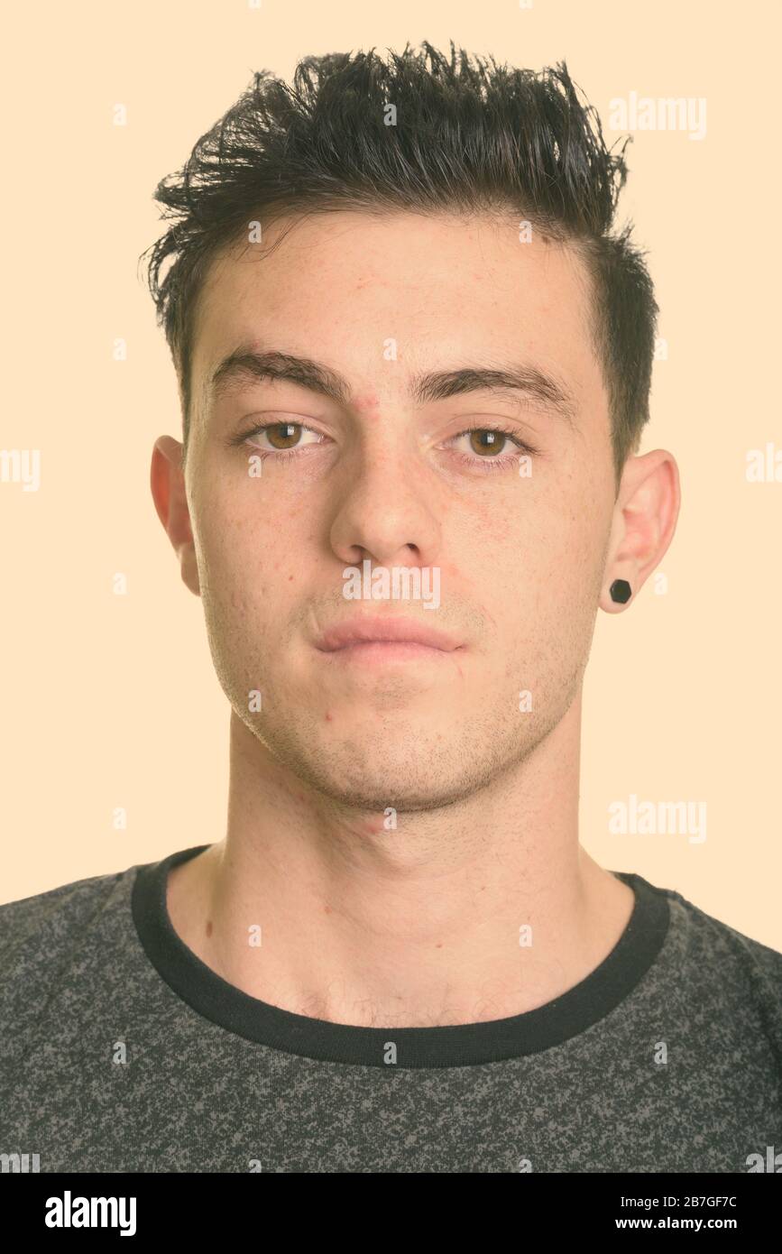 Der junge Mann an der Kamera auf der Suche Stockfoto