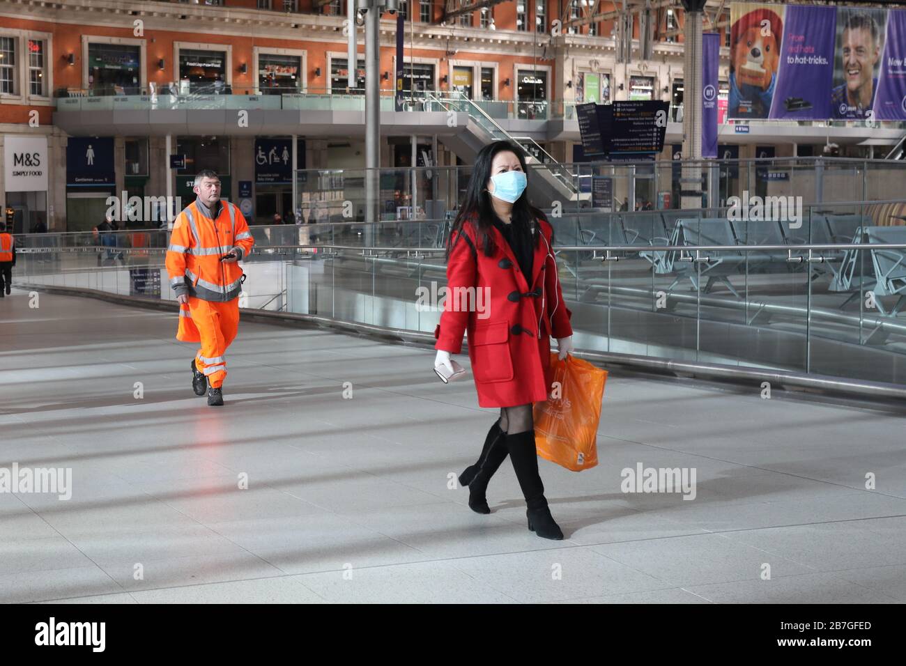 Ein Pendler, der eine Gesichtsmaske auf der Waterloo-Station in London trägt, da die Todesrate des Coronavirus im Vereinigten Königreich auf 35 stieg, mit insgesamt 1.372 positiven Tests für Coronavirus in Großbritannien ab 9 Uhr am Sonntag. Stockfoto