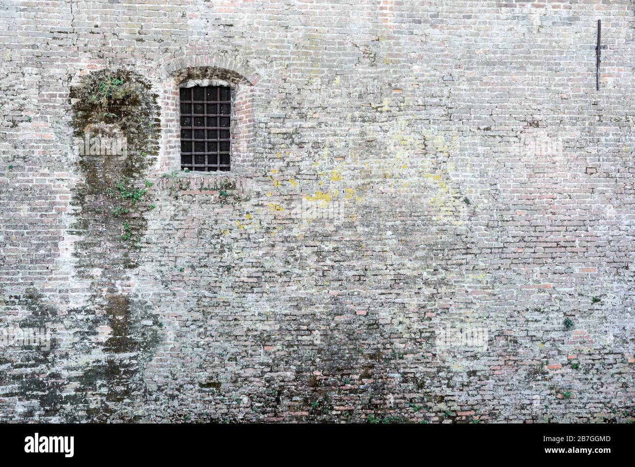 Alten, gemauerten Wand und Fenster mit Metallstangen gesperrt Stockfoto