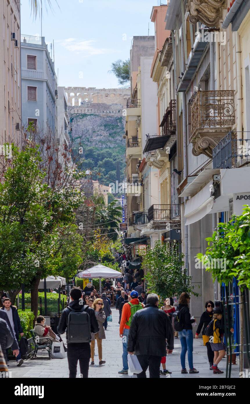 Straßenszene in Plaka im Zentrum Athens Griechenland mit dem Parthenon im Hintergrund Stockfoto