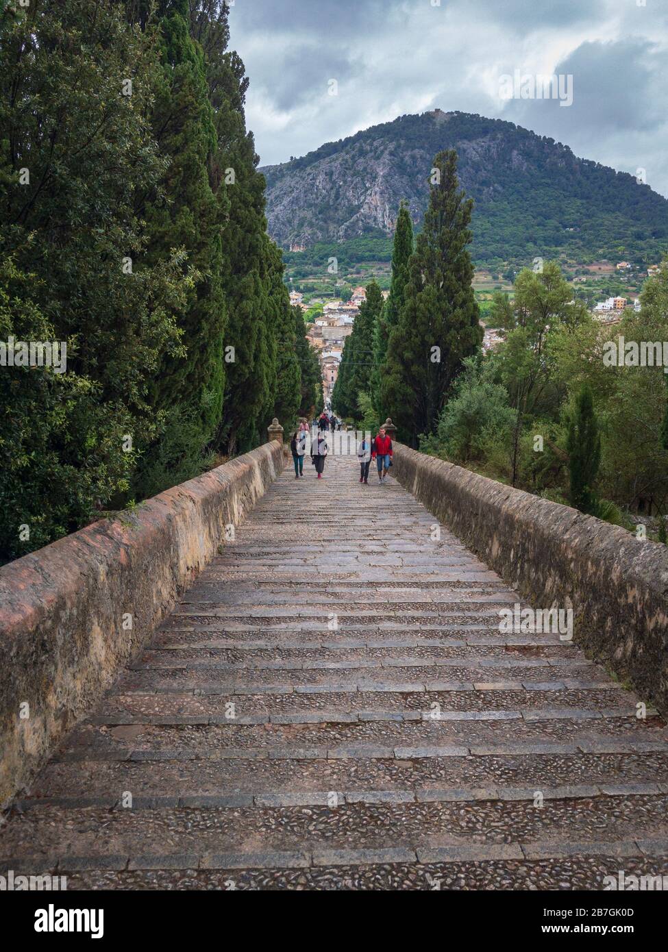 Pollenca, Spanien, - 25. Mai 2019: 365 Stufen von Carrer del Calvari Treppe, die zur El Calvari Kapelle in Pollenca, Mallorca, Spanien führt Stockfoto