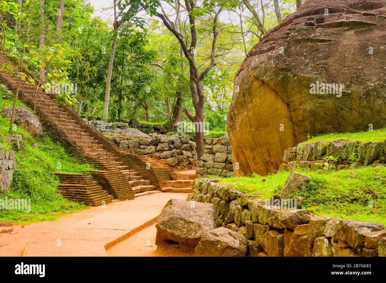 Südasien Sri Lanka Sigiriya Rock Stein Treppe Abstieg zu südlichen Eingang Felsenbäumen Stockfoto