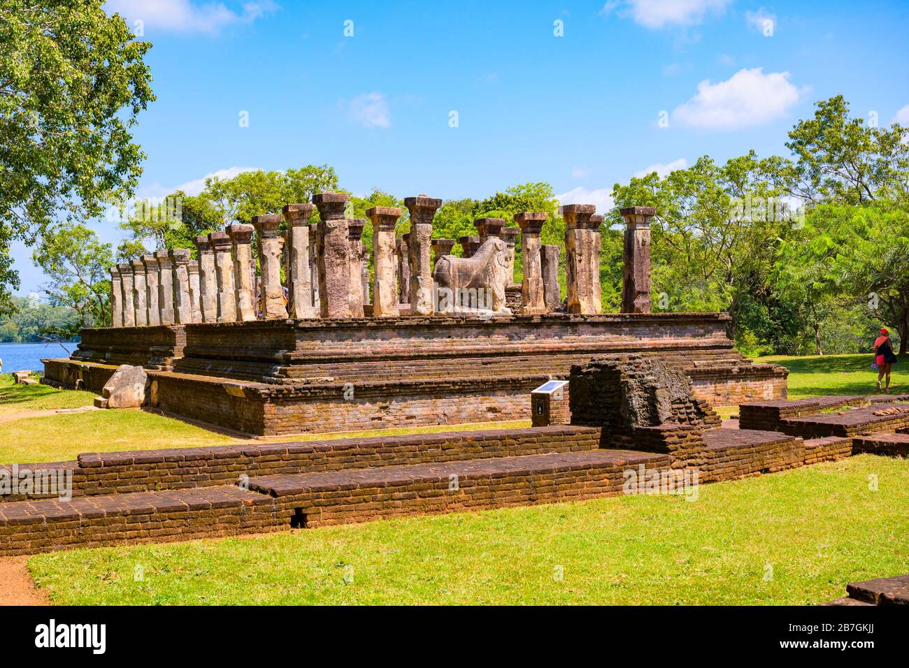 Asien Sri Lanka Polonnaruwa Dipauyana Island Park Gardens Ruinen Königlicher Palast König Nissankamalla Council Chamber massive Felsen Sockel Säulen Säulen Stockfoto