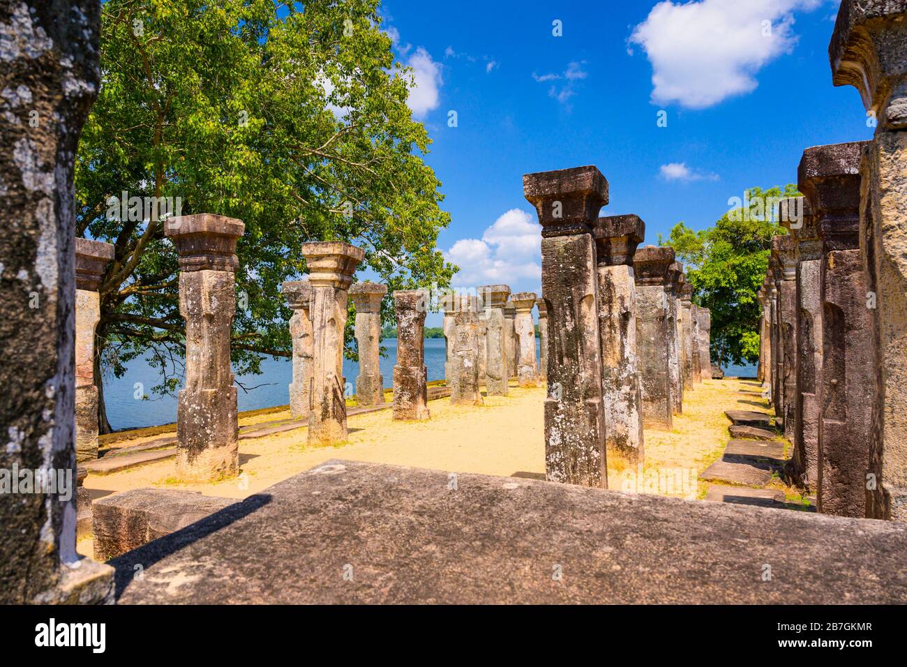 Asien Sri Lanka Polonnaruwa Dipauyana Island Park Gardens Ruinen König Nissankamalla Council Chamber massive Felsen Sockelsäulen Stockfoto