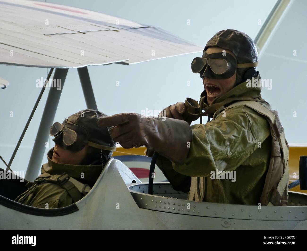 Royal Air Force (RAF) Museum/Hendon, London, Großbritannien - 29. Juni 2014: Beobachter weisen dem Piloten in einer hystorischen Wachsrekonstruktion ein feindliches Flugzeug zu. Stockfoto