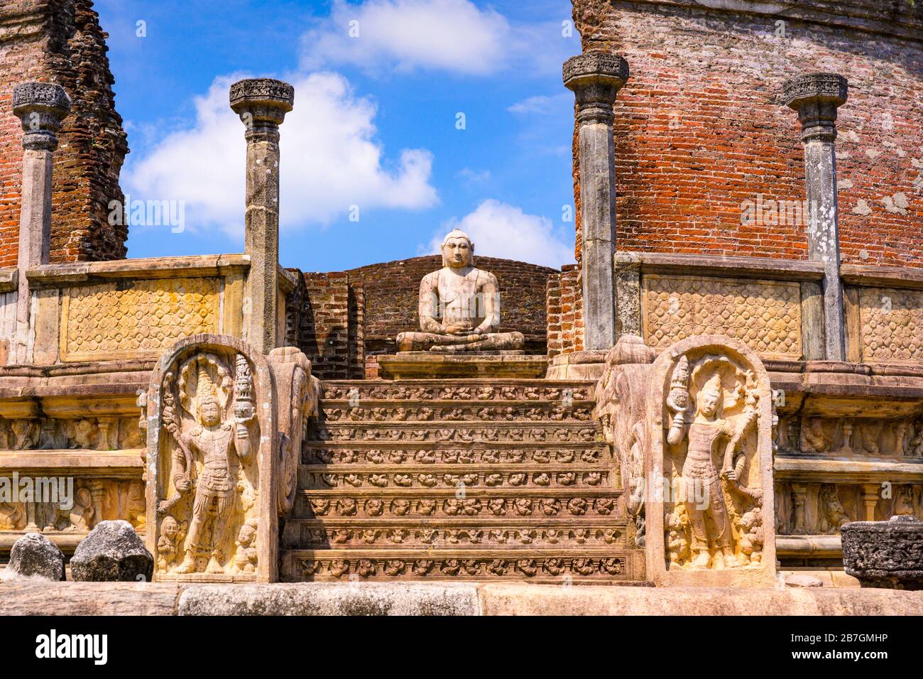 Asien Sri Lanka Polonnaruwa Vantage im Süden Treppe zum zentralen Dagoba-Stein Buddha heilige Reliquie Stockfoto