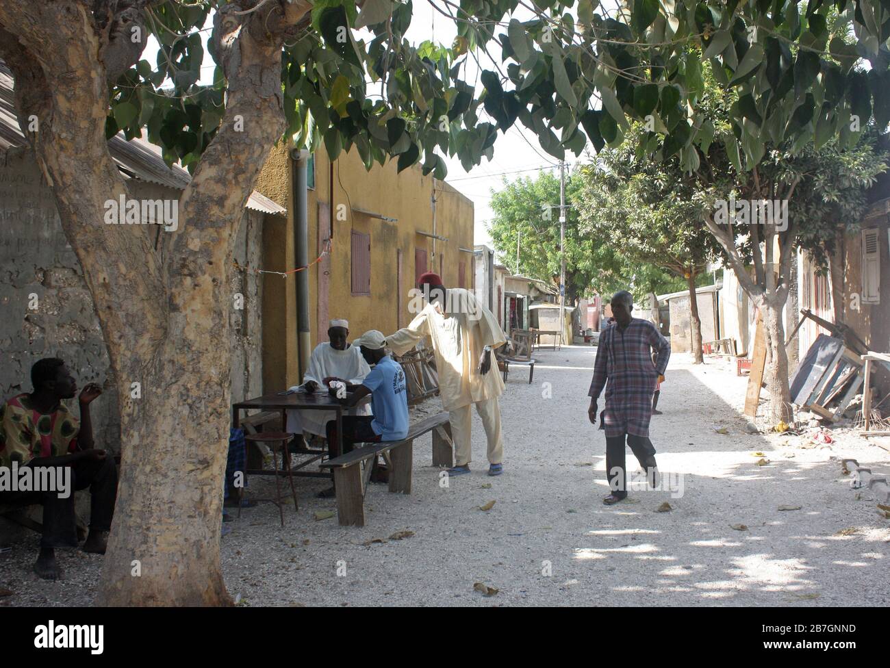 Joal Fadiouth, Senegal. Februar 2020. Republik Senegal - Fadiouth Shell Island, Hauptstraße (Rue Principale). Die Insel liegt etwa 100 Kilometer südlich der Hauptstadt Dakar und gehört zur Stadt (Gemeinde) Joal-Fadiouth im Departement Mbour, Region Thiès. Die Muschelinseln wurden künstlich angelegt, als vor 1500 Jahren dawith begann, Berge von Muschelschalen in die flachen Lehmwohnungen der Mamanguedj-Lagune zu werfen. Credit: Rolf Zimmermann Nutzung weltweit / dpa / Alamy Live News Stockfoto