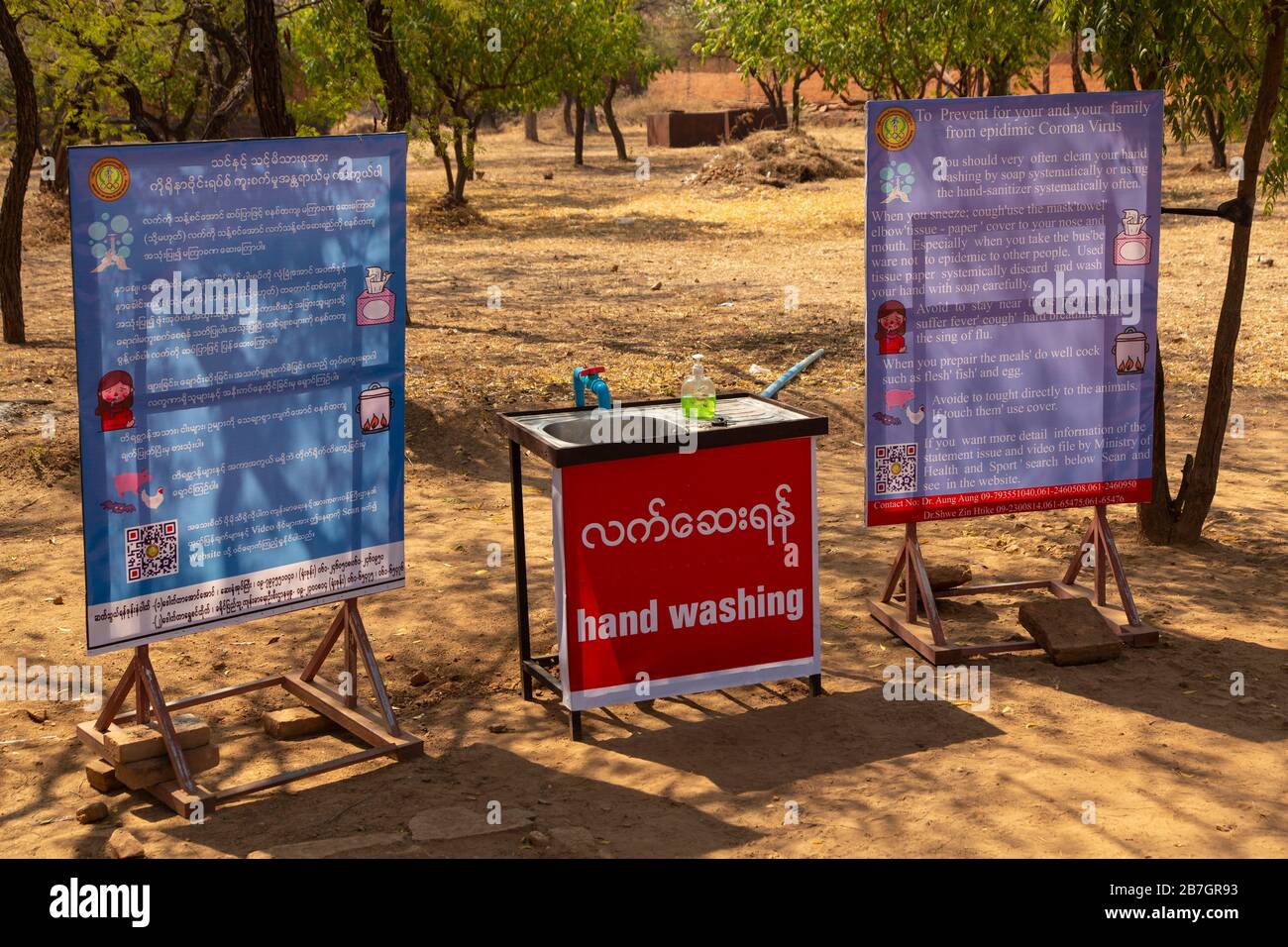 Corona-Krise: Warnungen auf Plakaten mit einem Hahn und einer flüssigen Seife in der historischen Stätte von Bagan, Myanmar Stockfoto