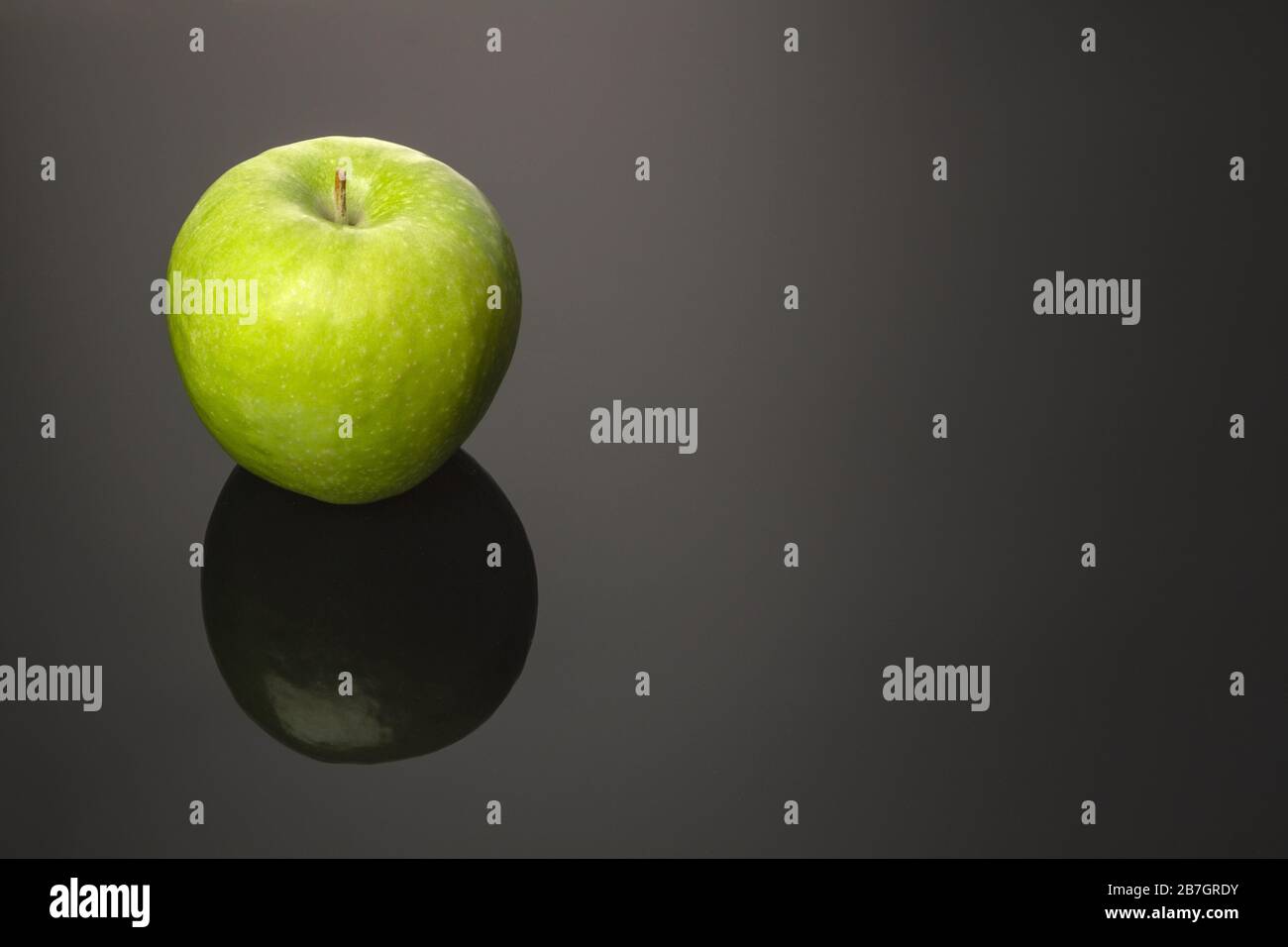 Grune Apfel Mit Wassertropfen Auf Reflektierendem Tisch Isoliert Auf Dunklem Hintergrund Kopierbereich Stockfotografie Alamy