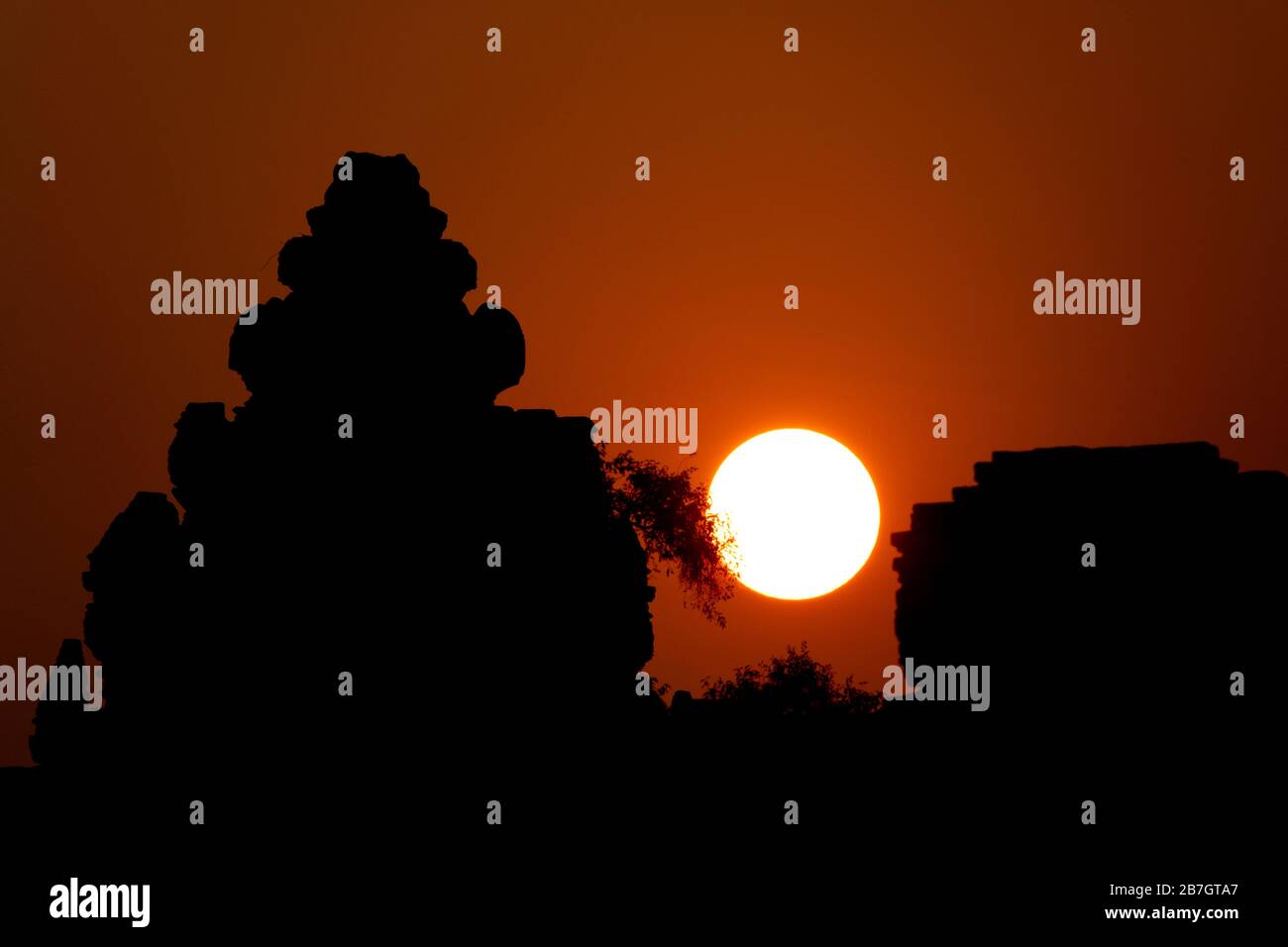 Sonnenuntergang hinter einem Prang, einem gemeinsamen Element der religiösen Khmer Architektur Stockfoto