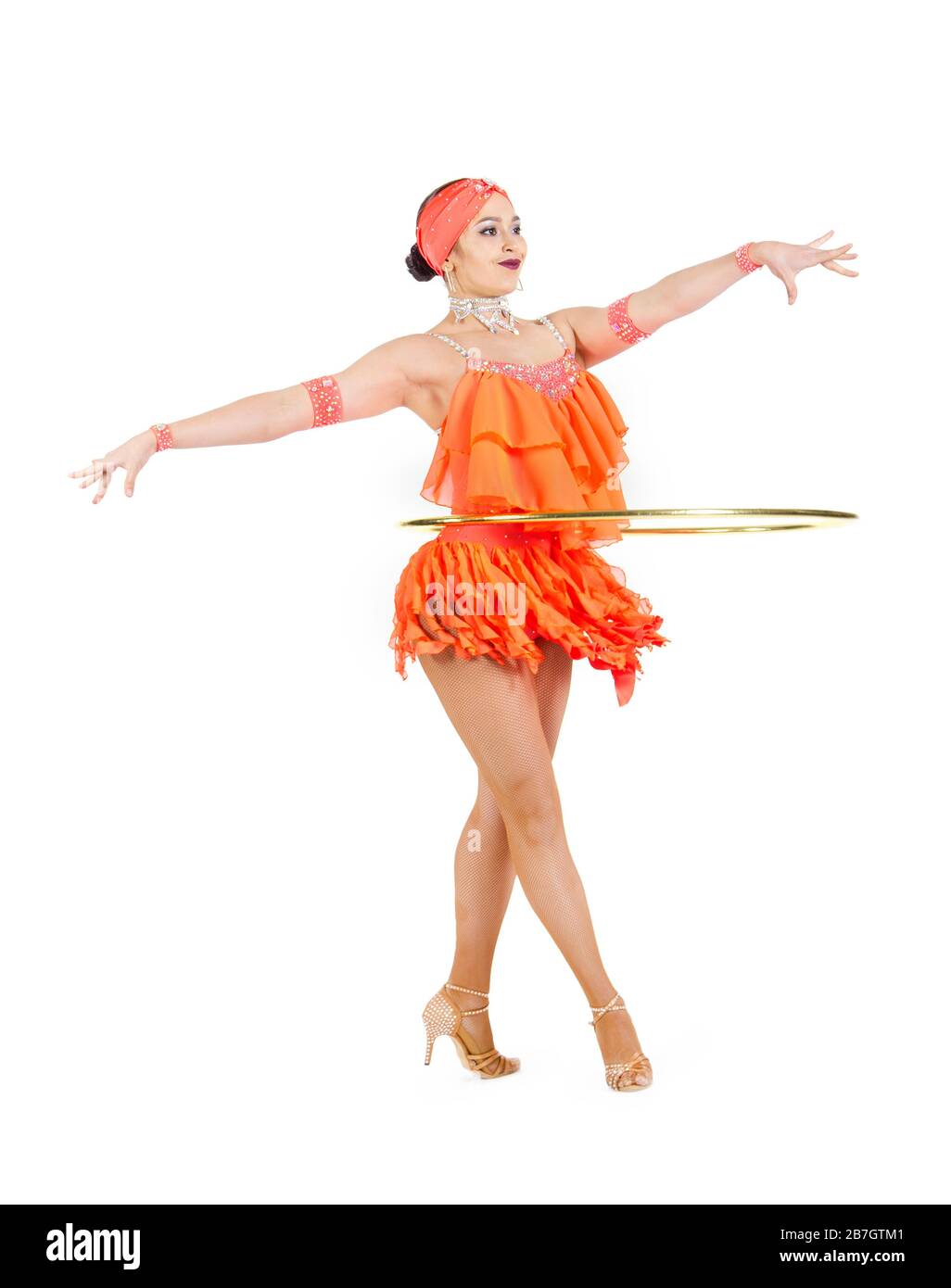 Eine Frau im Bühnenkleid tanzt mit einem Hula Hoop. Studio-Aufnahmen auf weißem Hintergrund. Stockfoto