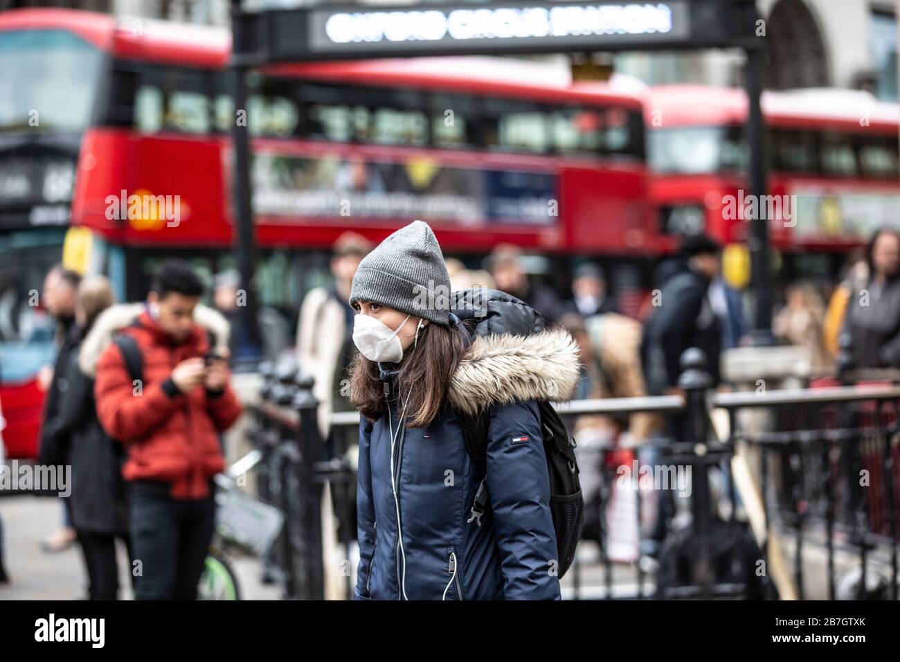 Reisende treffen Vorsichtsmaßnahmen, indem sie Gesichtsmasken im Londoner West End gegen die Infektion der Coronavirus Covid19-Pandemie tragen, England, Großbritannien Stockfoto