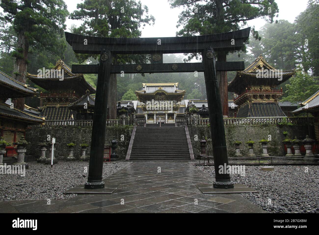 Futarasan Schrein in Nikko, Japan, während der Regenzeit Stockfoto
