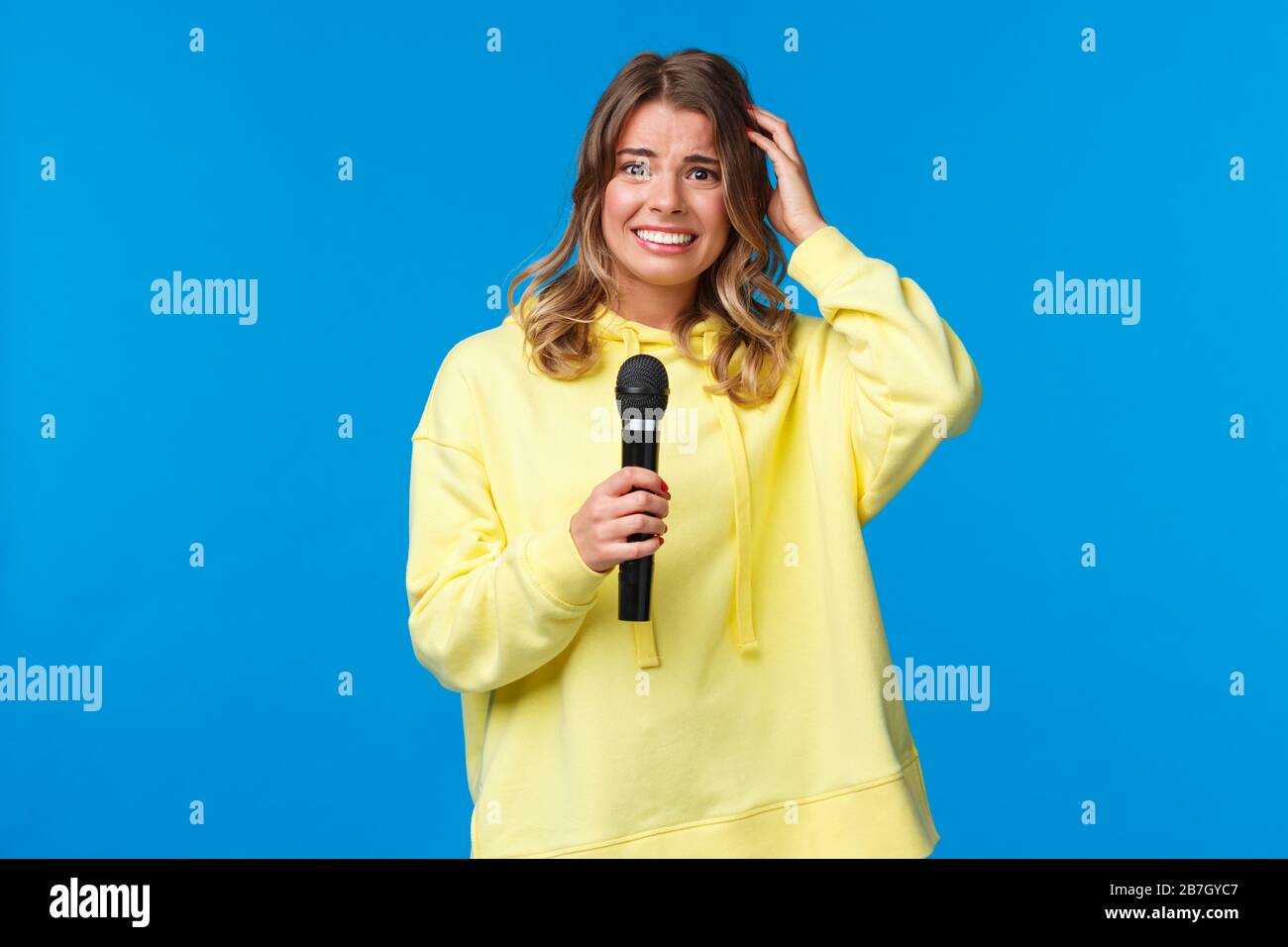 Smiling Blonde Girl Singing Microphone Stockfotos und -bilder Kaufen - Alamy