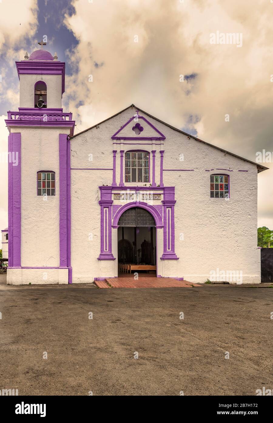 Blick auf die Kirche des schwarzen Christus, Übersetzung der Aufschrift über den Türen, Live Jesus Nazareno oder die Iglesia de San Felipe in Portobelo, Panama, Stockfoto