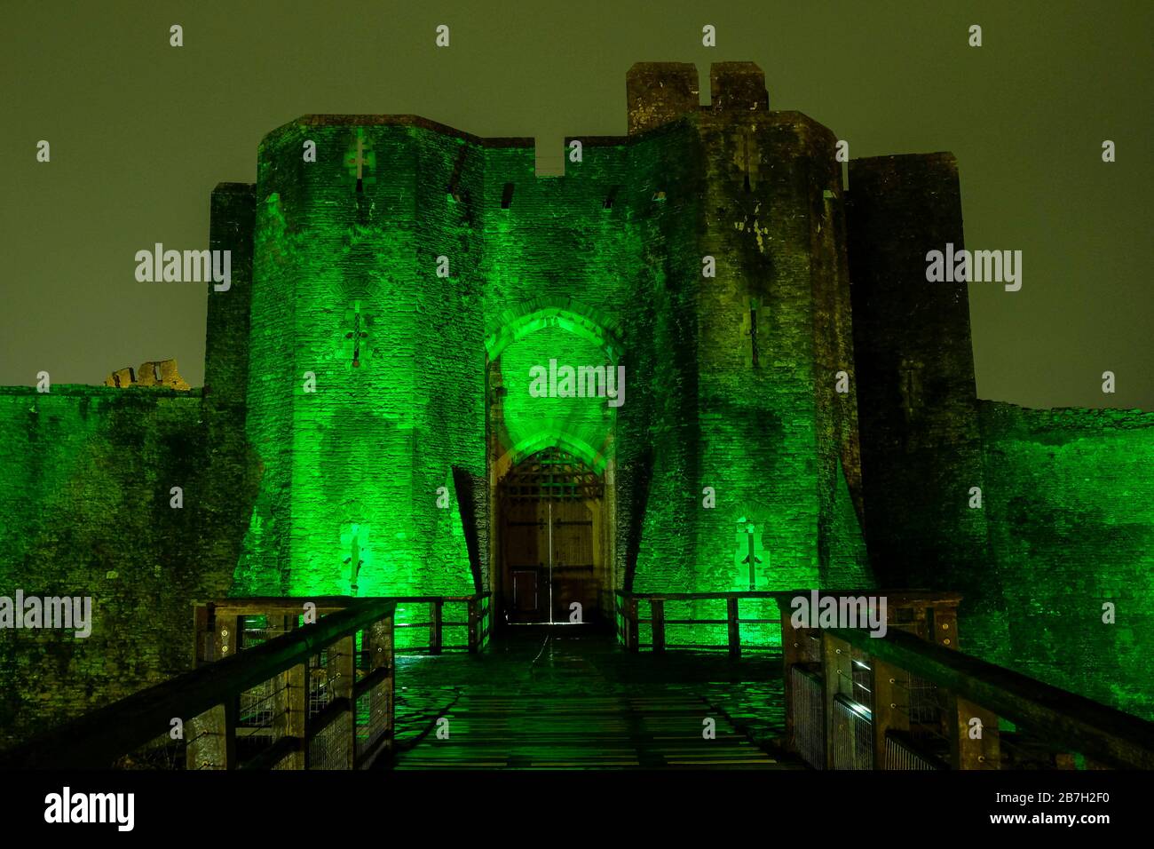 Caerphilly Castle in Südwales schließt sich der Global Greenings-Kampagne von Tourism Ireland zum St. Patrick's Day an, der am Dienstag, dem 17. März stattfindet. Stockfoto