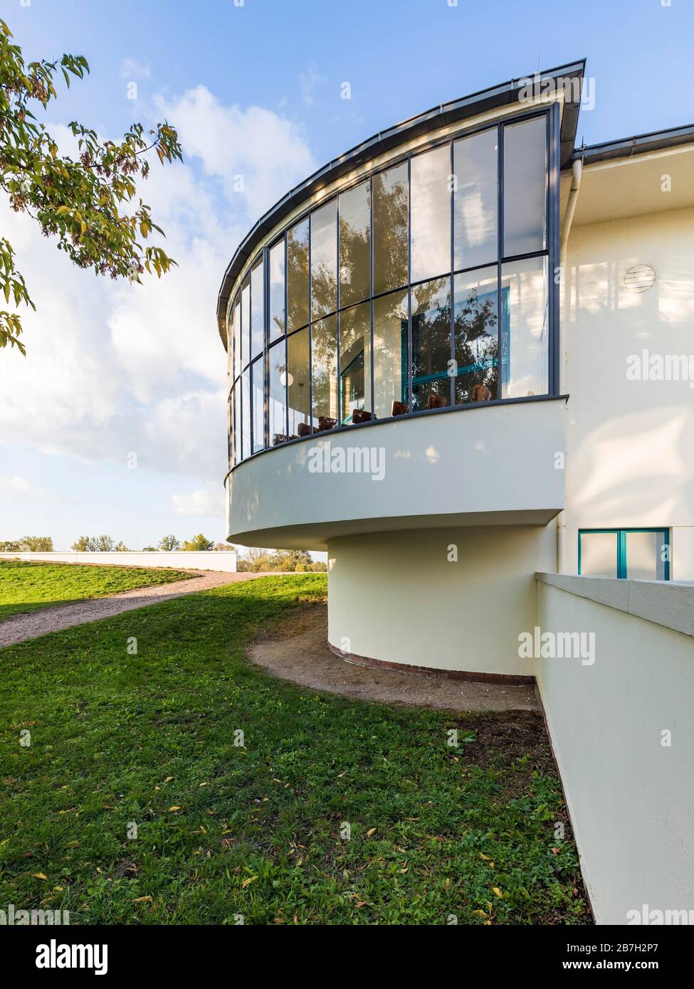 Glasierte Rotunde, Kornhaus, Restaurant an der Elbe, Bauhaus, Dessau-Rosslau, Sachsen-Anhalt, Deutschland Stockfoto