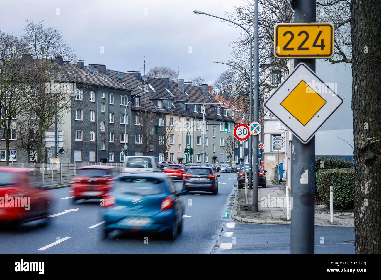 Abendlicher Hauptverkehrsverkehr in der emissionsarmen Zone an der B 224 Alfredstraße in Essen-Ruettenscheid, ein Abschnitt dieser Straße unterliegt einer 30 Stockfoto