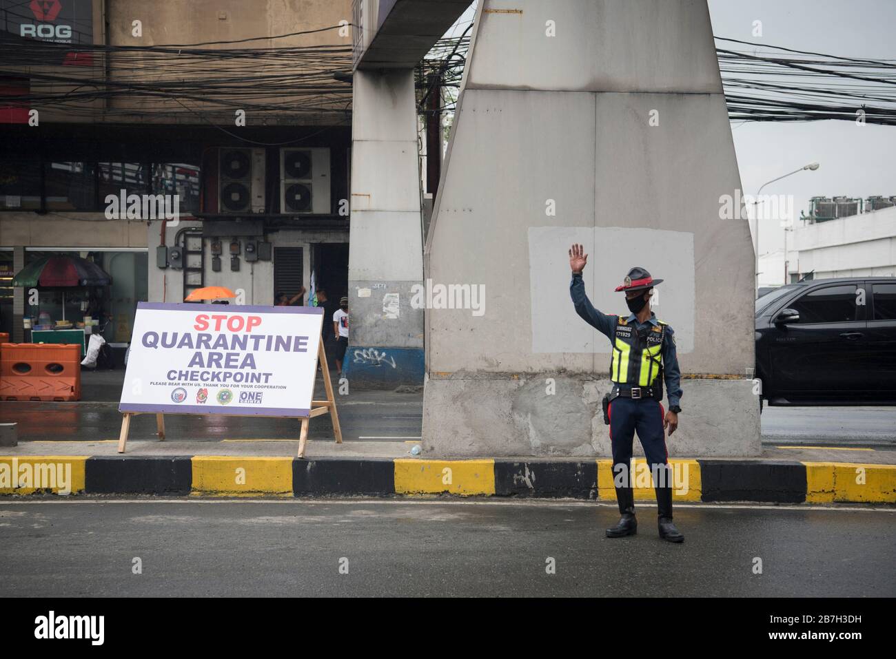 Metro Manila, Philippinen. März 2020. Ein Polizist überwacht den eingehenden Verkehr an einem Kontrollpunkt inmitten der Befürchtungen von Coronavirus in Metro Manila.die Regierung hat 12 Millionen Menschen in der philippinischen Hauptstadt auf Sperre gesetzt, während COVID-19 sich weiter verbreitet. Das Gesundheitsministerium der Philippinen hat 140 Fälle des tödlichen Coronavirus im Land bestätigt, darunter 11 aufgezeichnete Todesfälle. Credit: SOPA Images Limited/Alamy Live News Stockfoto