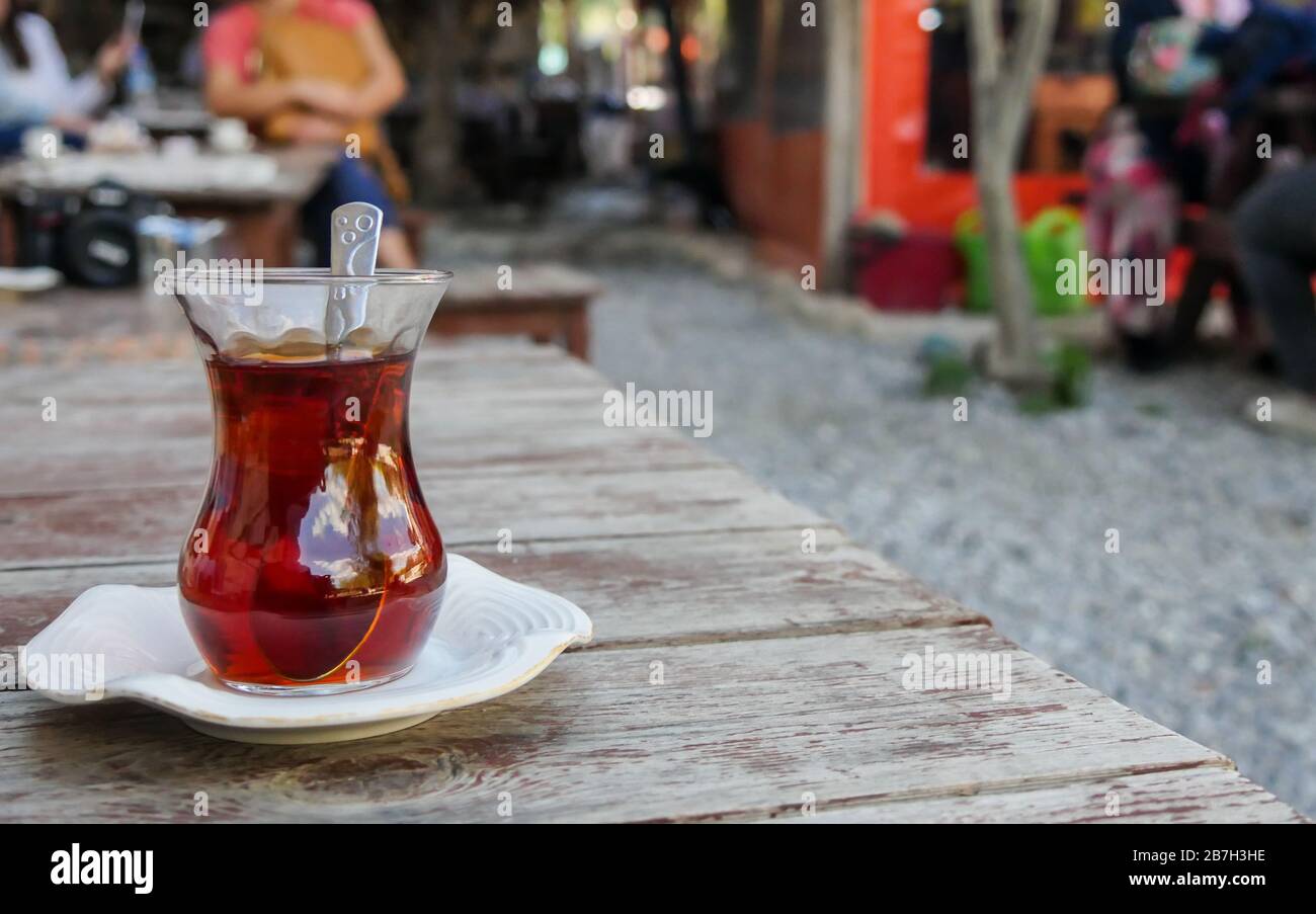 Trinken Sie traditionellen türkischen Tee im Glas am Meer von izmir, Türkei Stockfoto