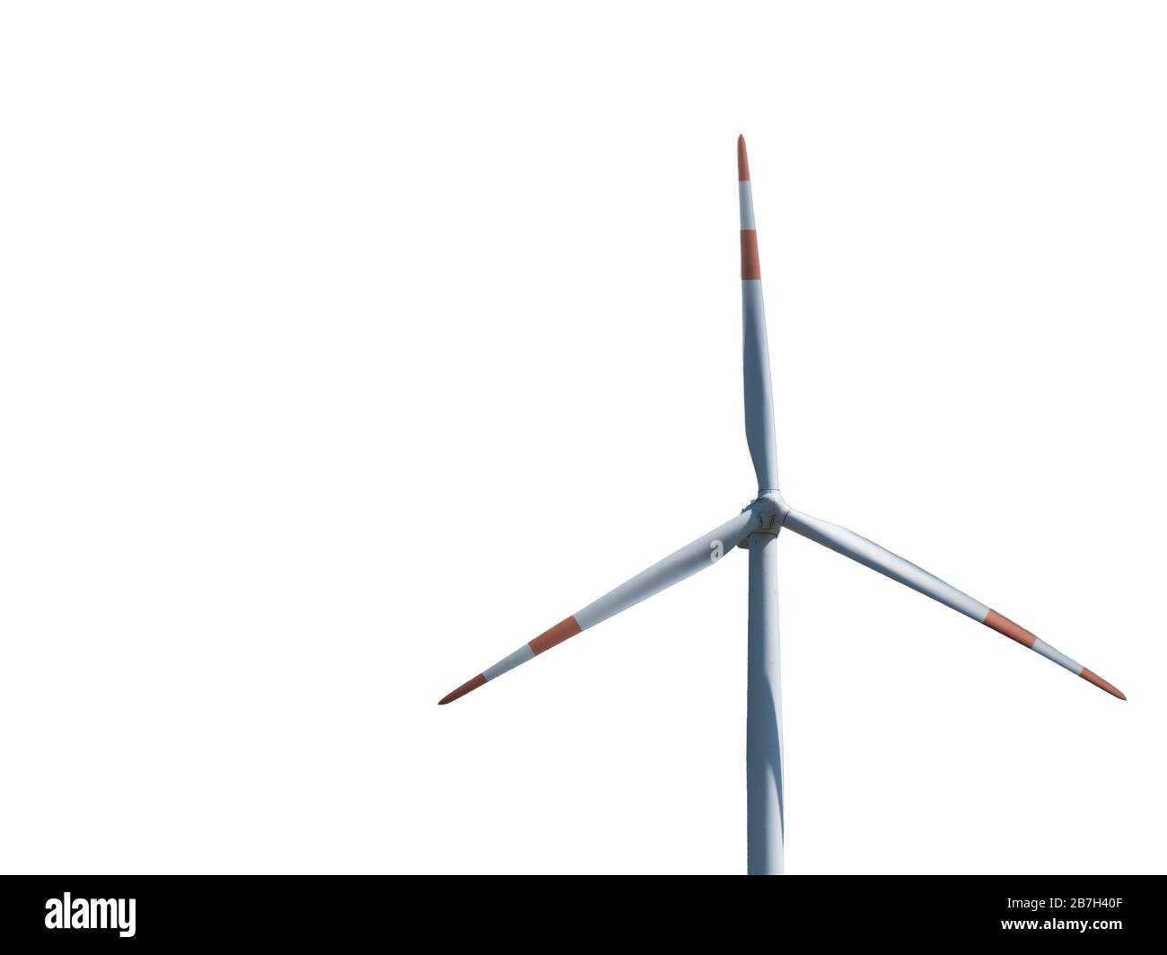 Windenergieanlage auf isoliertem weißem Hintergrund. Erneuerbare alternative Energie. Stockfoto