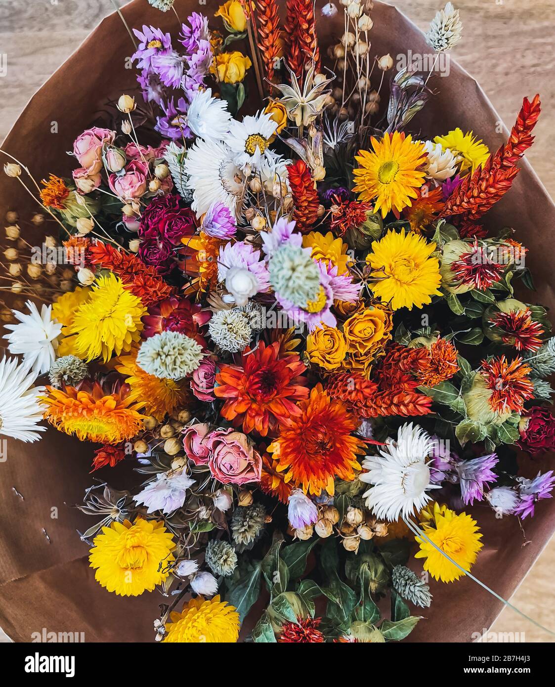 Leuchtend getrocknete Blumenarrangement in Rot und Gelb Stockfoto